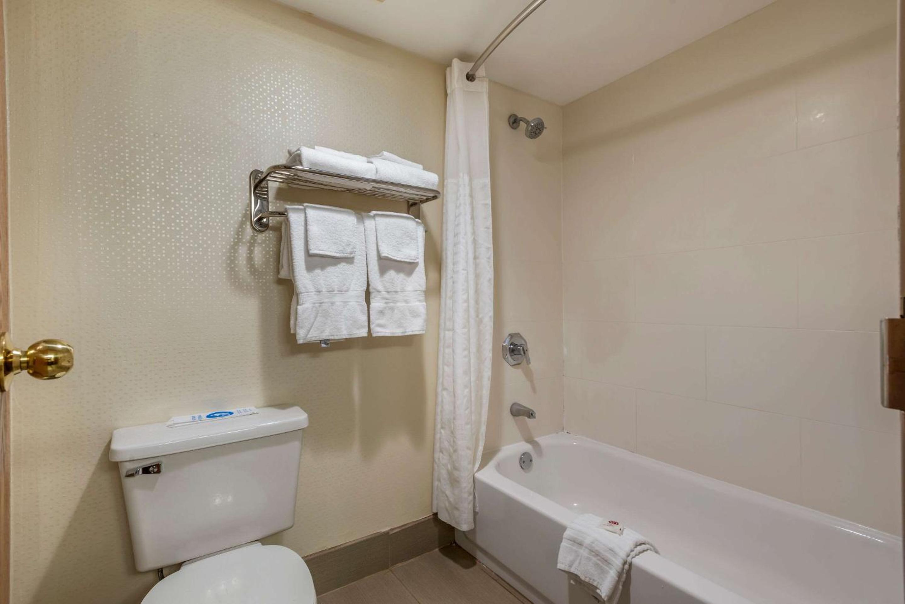 Queen Room with Two Queen Beds - Non-Smoking - Photo 3
