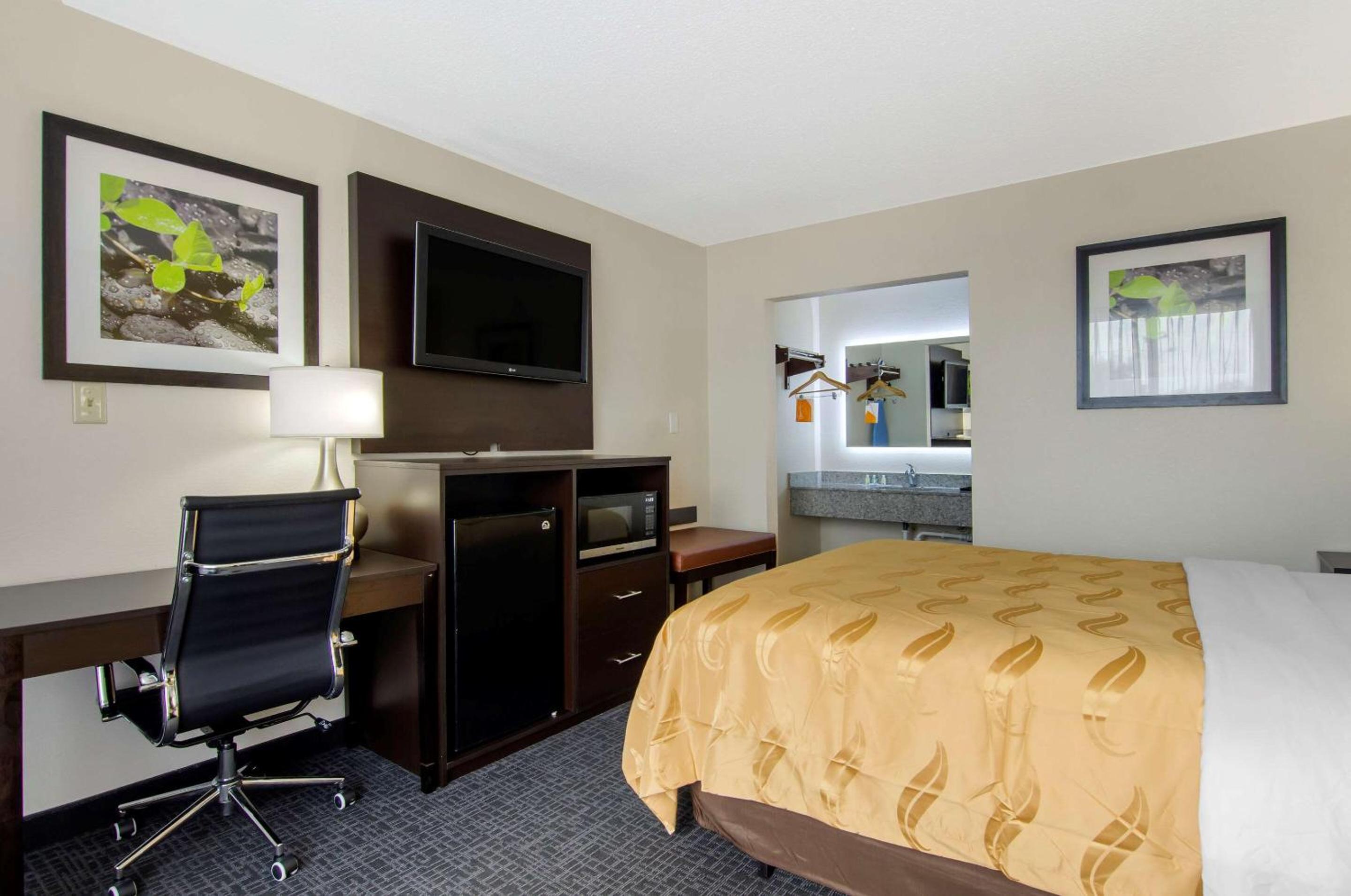 Queen Room - Non-Smoking - Photo 1