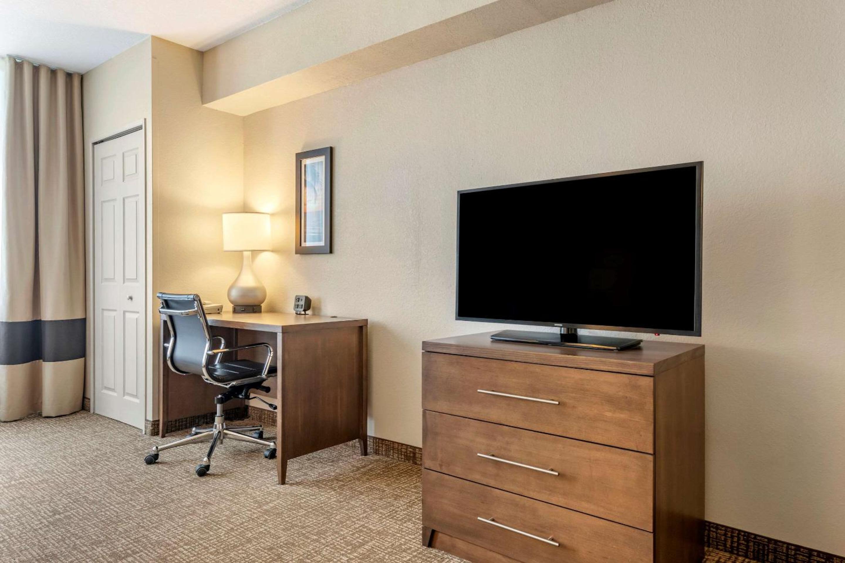 Queen Suite with Two Queen Beds and Tub - Accessible/Non-Smoking thumbnail 5