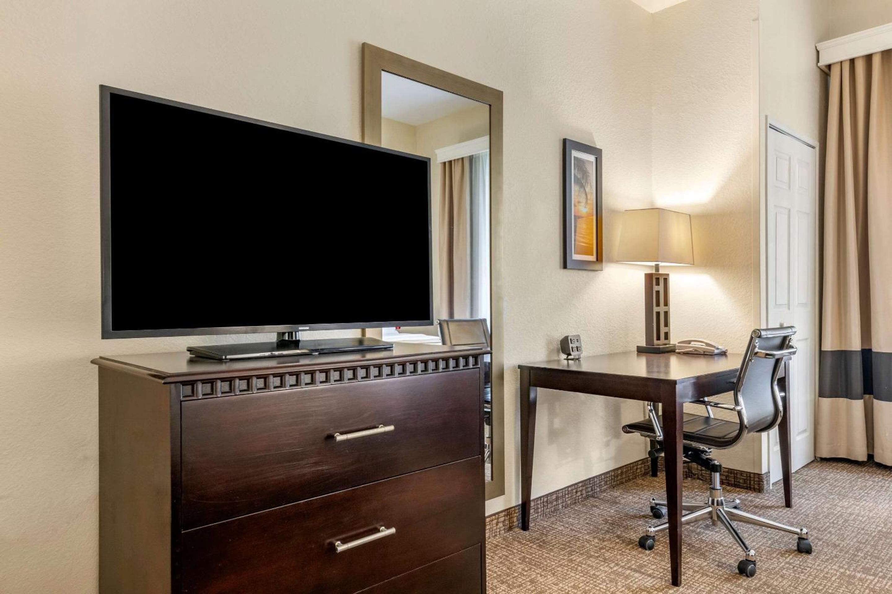 Queen Suite with Two Queen Beds and Roll-In Shower - Accessible/Non-Smoking thumbnail 6