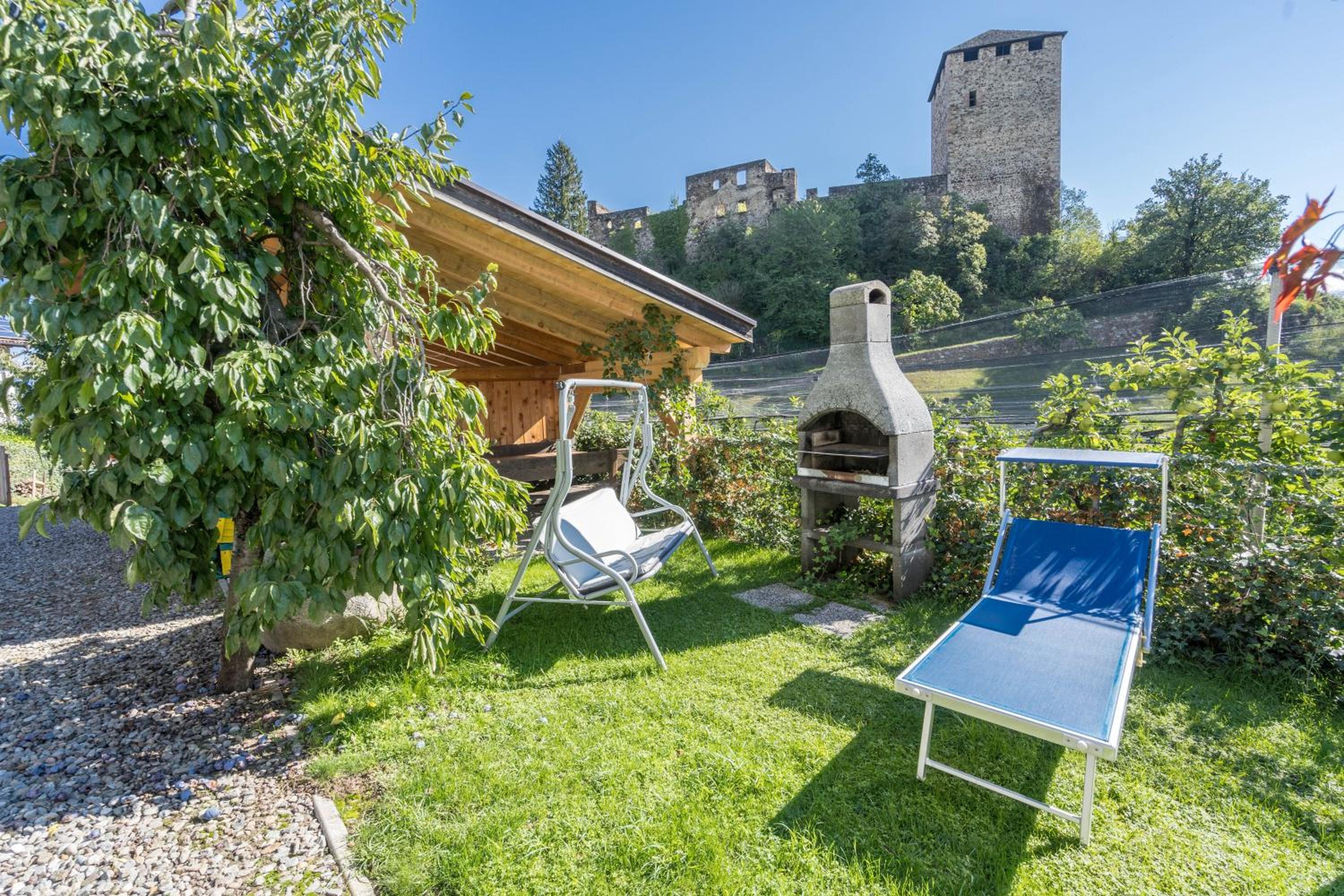 One-Bedroom Apartment with Garden View photo 2