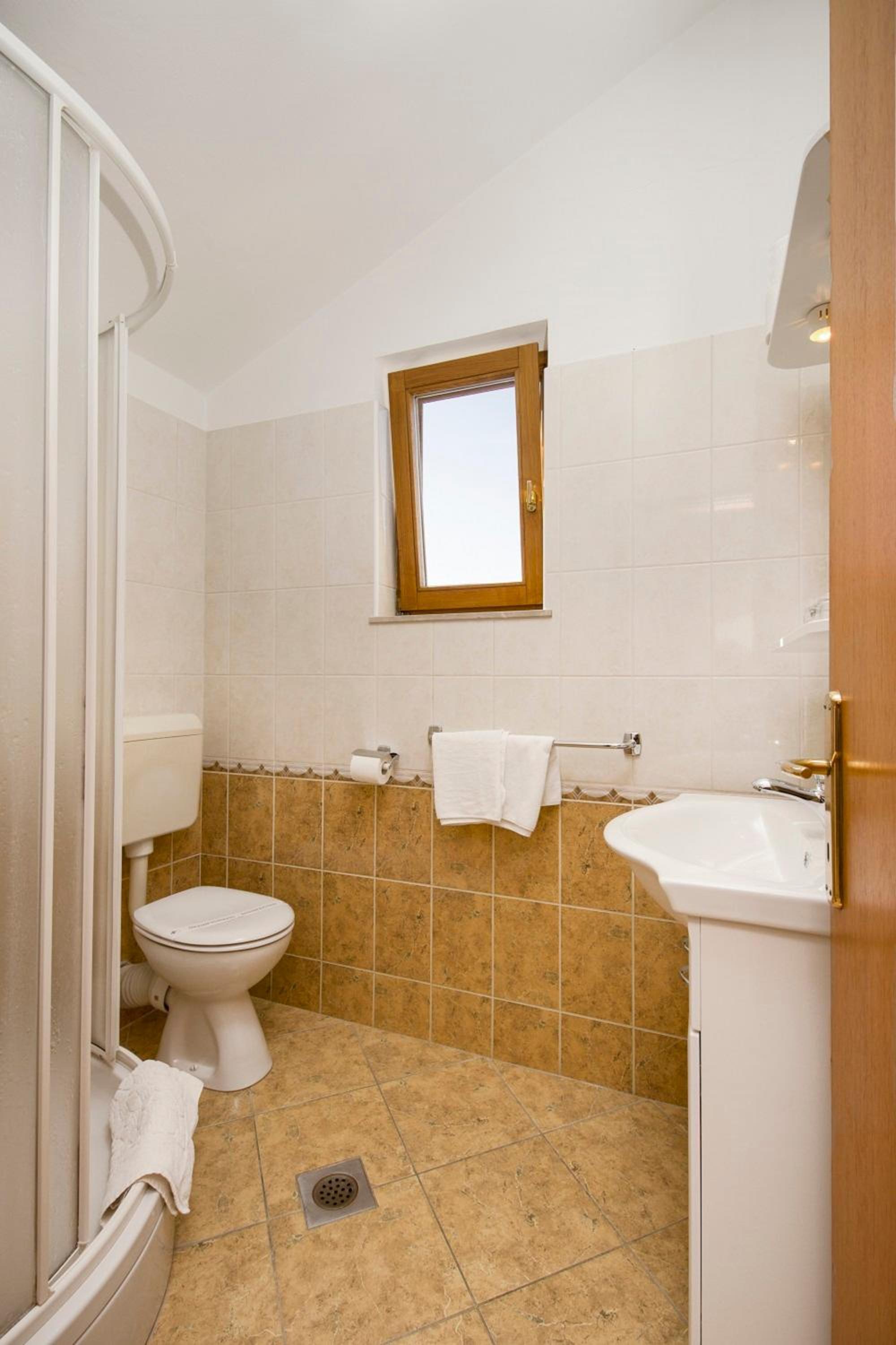Triple Room with Balcony - Photo 12