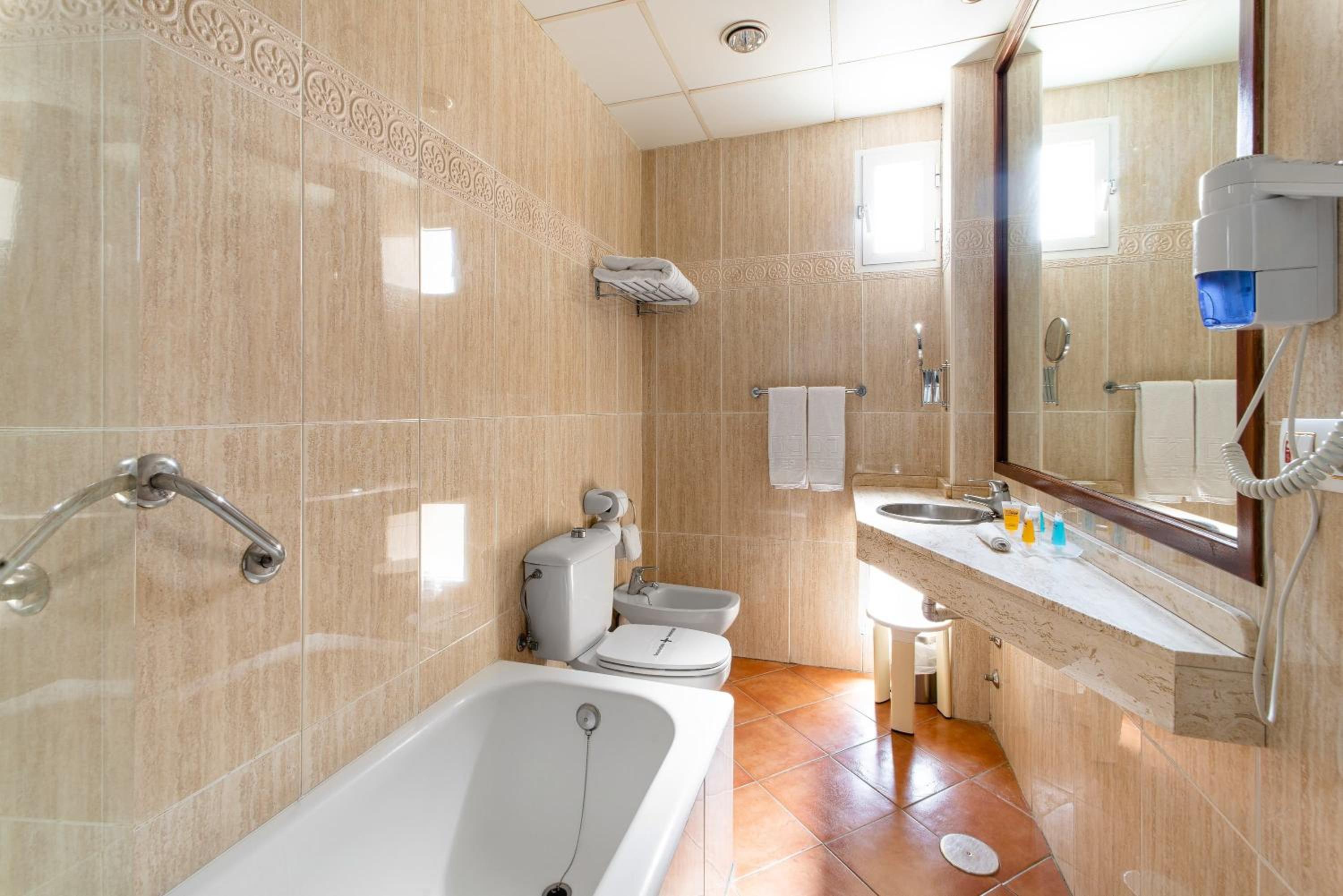 Twin Room with Sea View - Photo 4