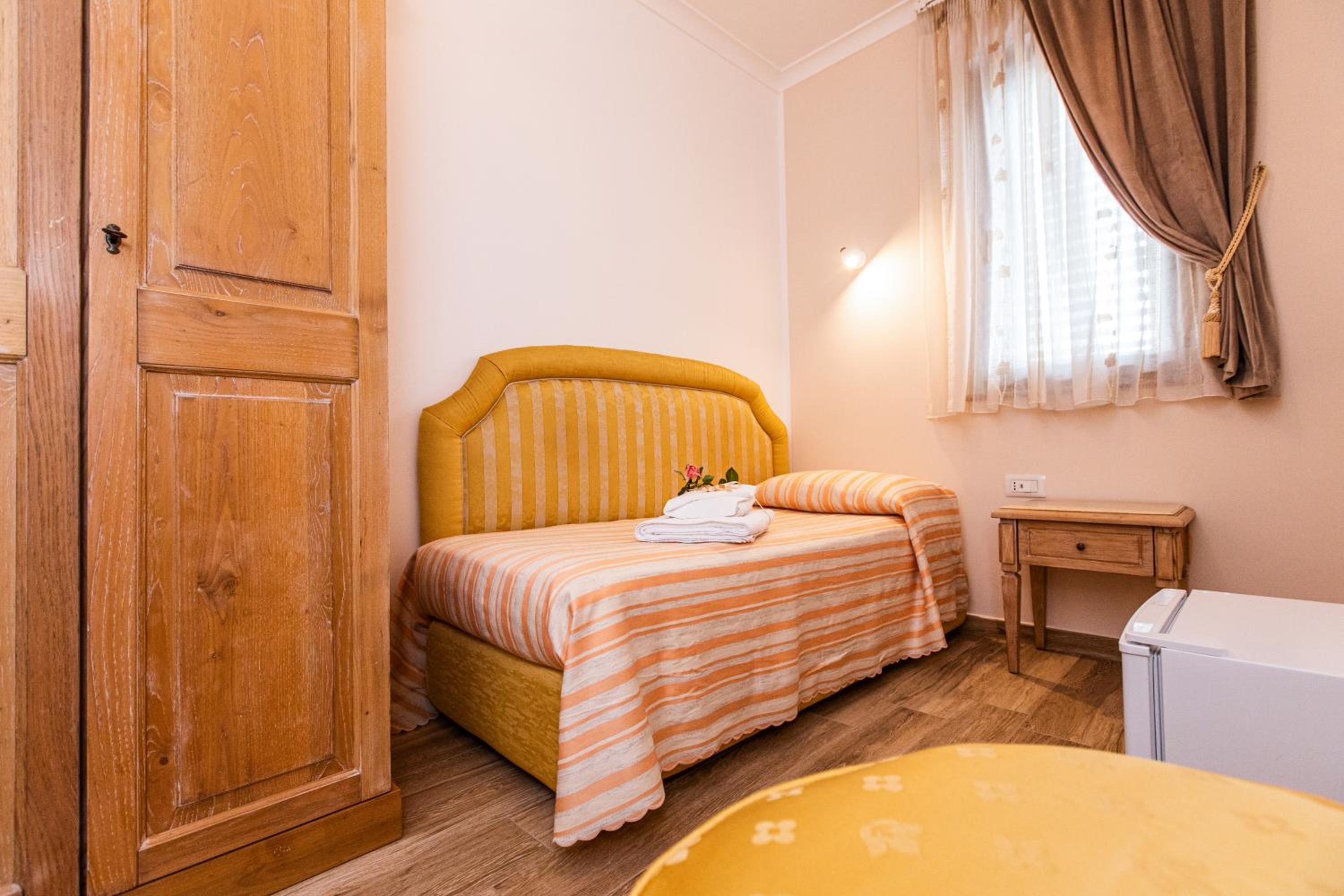 Quadruple Room with Balcony - Photo 23