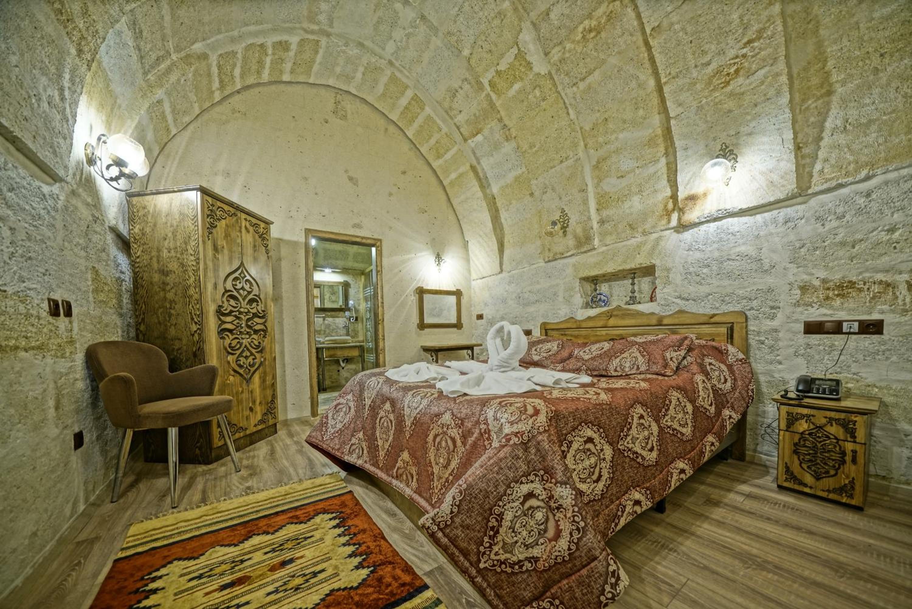 Deluxe Queen Suite - Photo 1