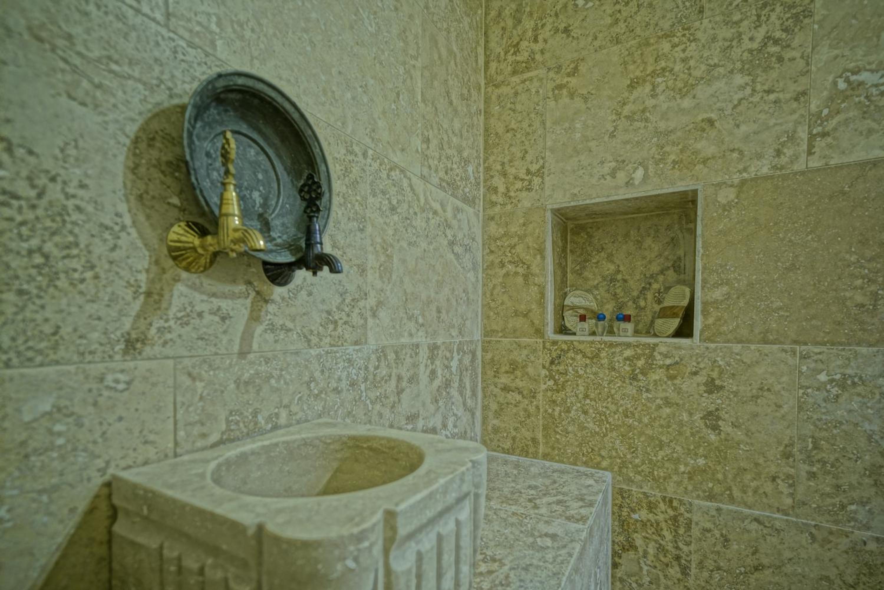 Deluxe Queen Suite - Photo 2