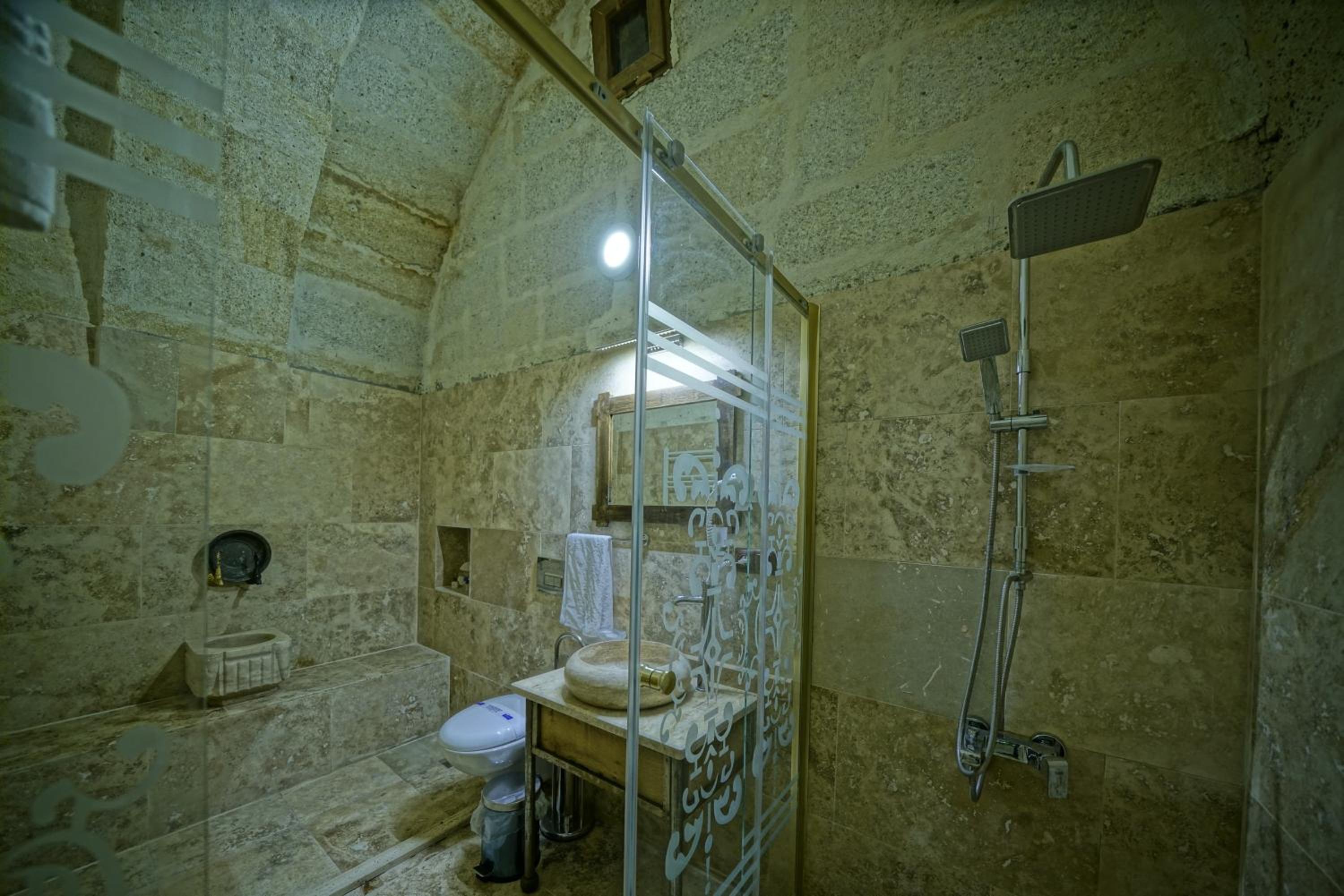 Deluxe Queen Suite - Photo 9