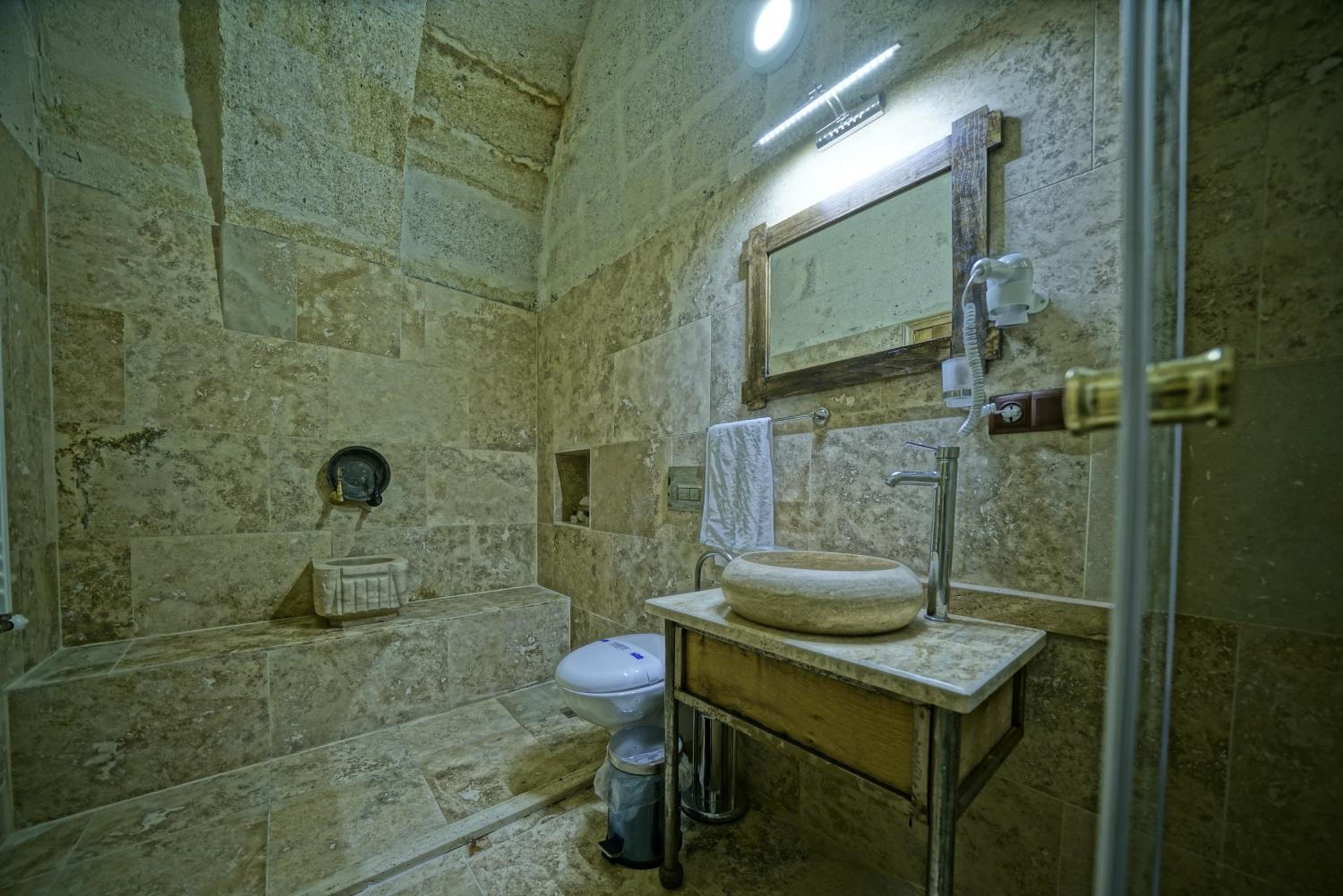 Deluxe Queen Suite - Photo 10