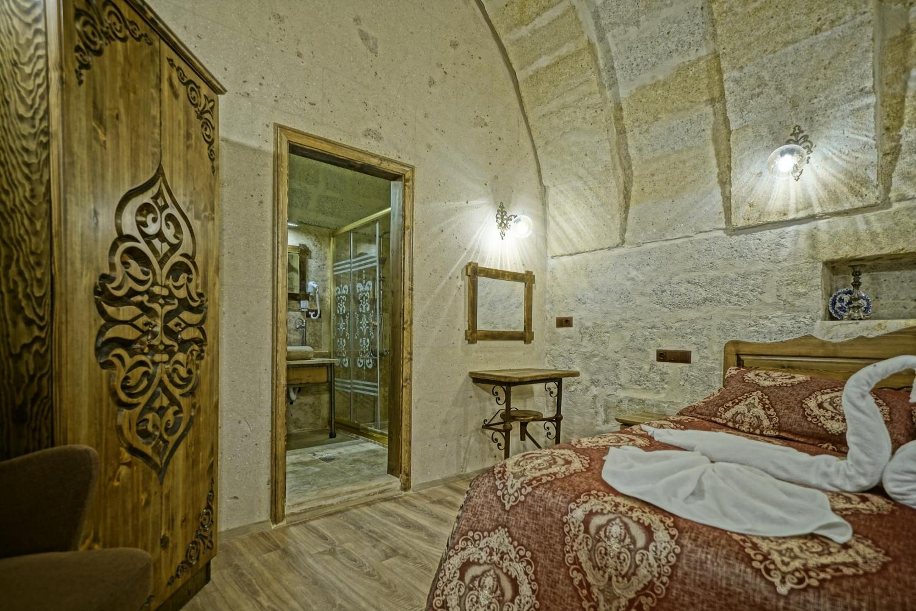 Deluxe Queen Suite - Photo 3