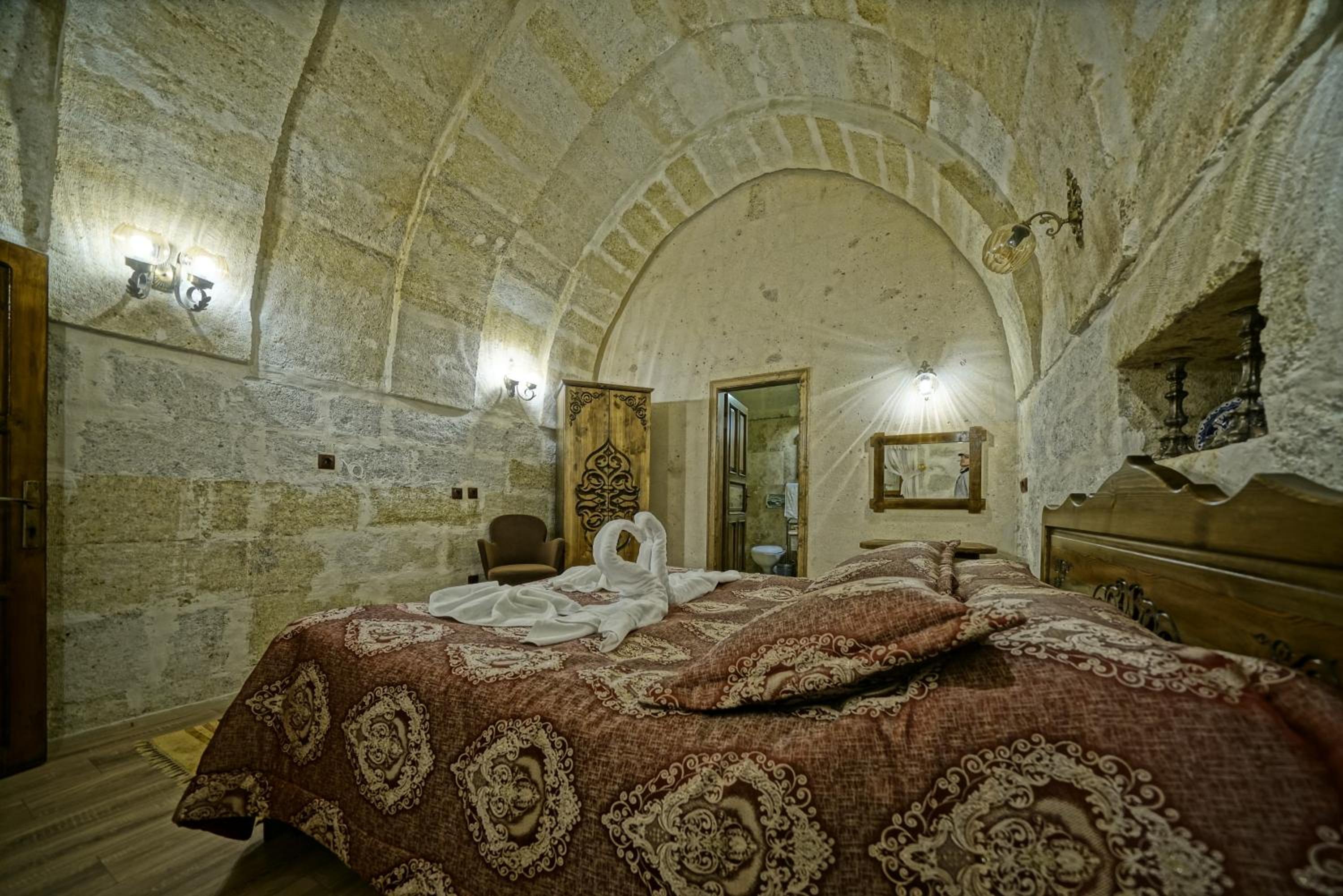 Deluxe Queen Suite - Photo 4