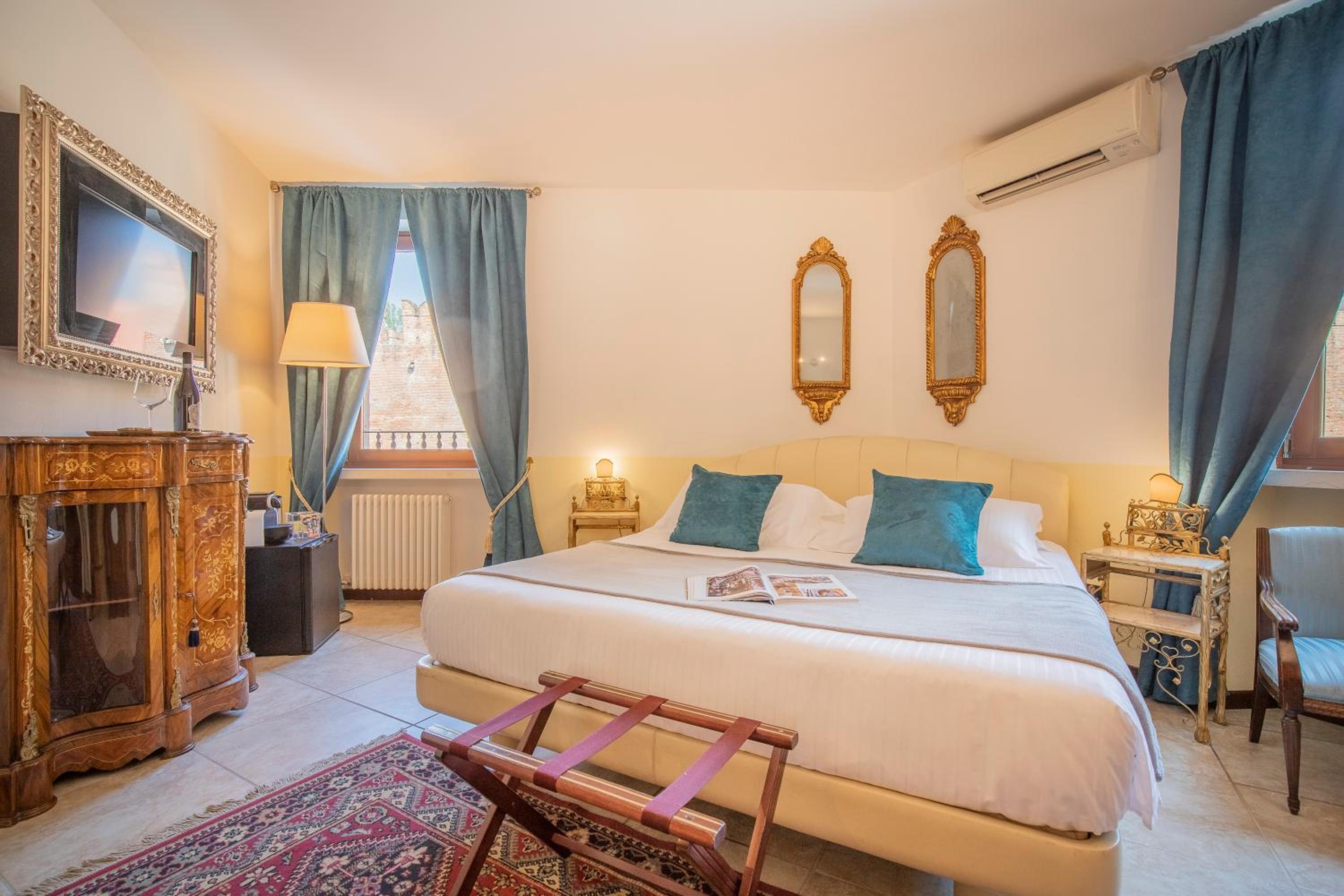 Grand Deluxe King Room with Castle View - Photo 11