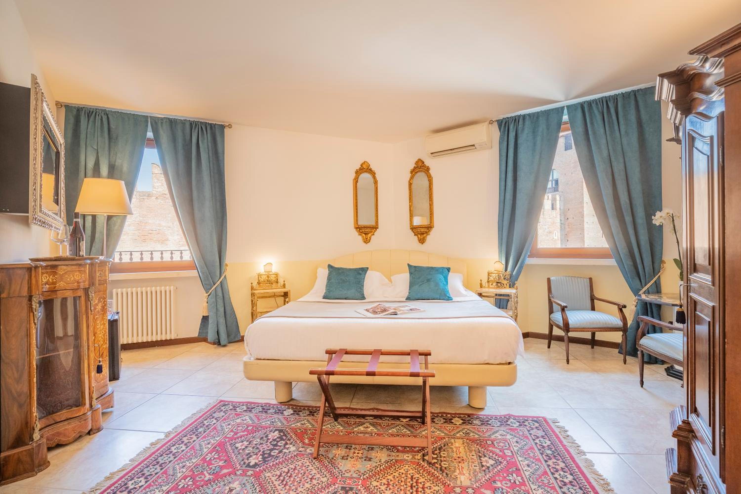 Grand Deluxe King Room with Castle View - Photo 1