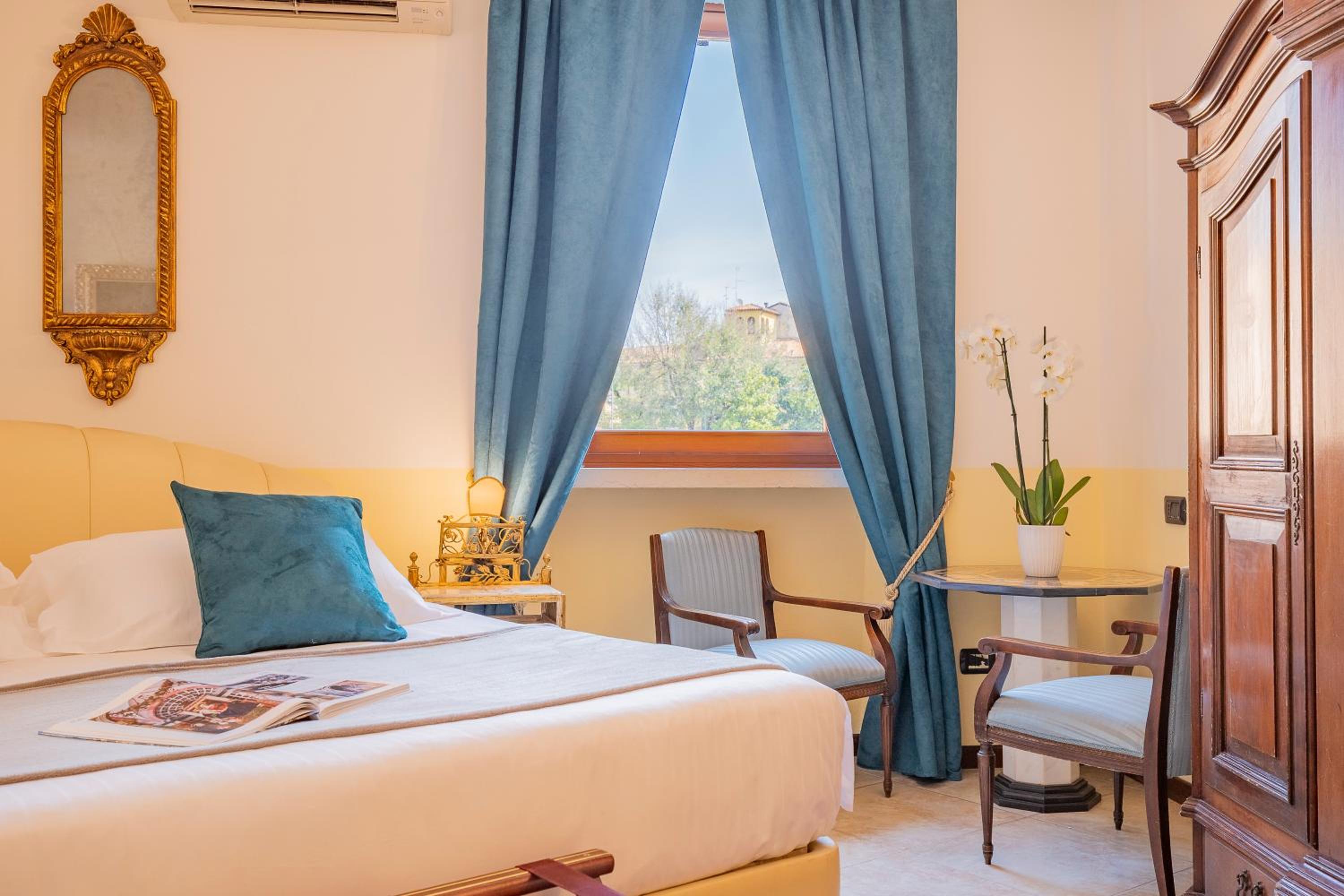Grand Deluxe King Room with Castle View - Photo 15