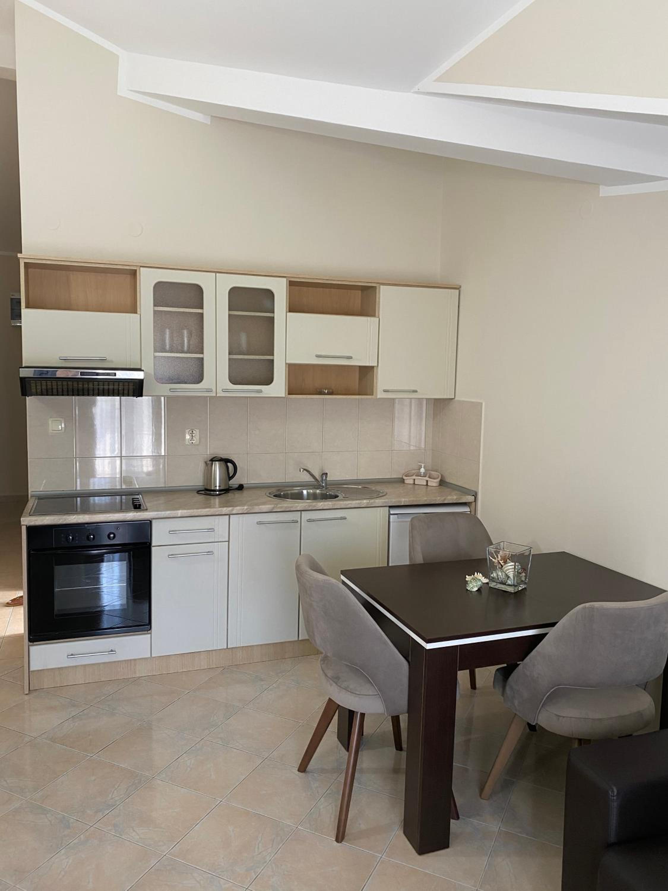 One-Bedroom Apartment - Photo 4