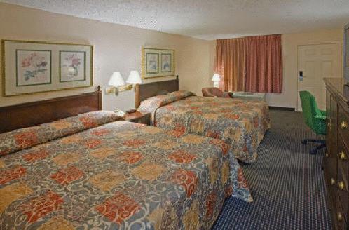 Queen Room with Two Queen Beds - Smoking - Photo 10