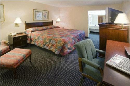 King Room - Non-Smoking - Photo 7