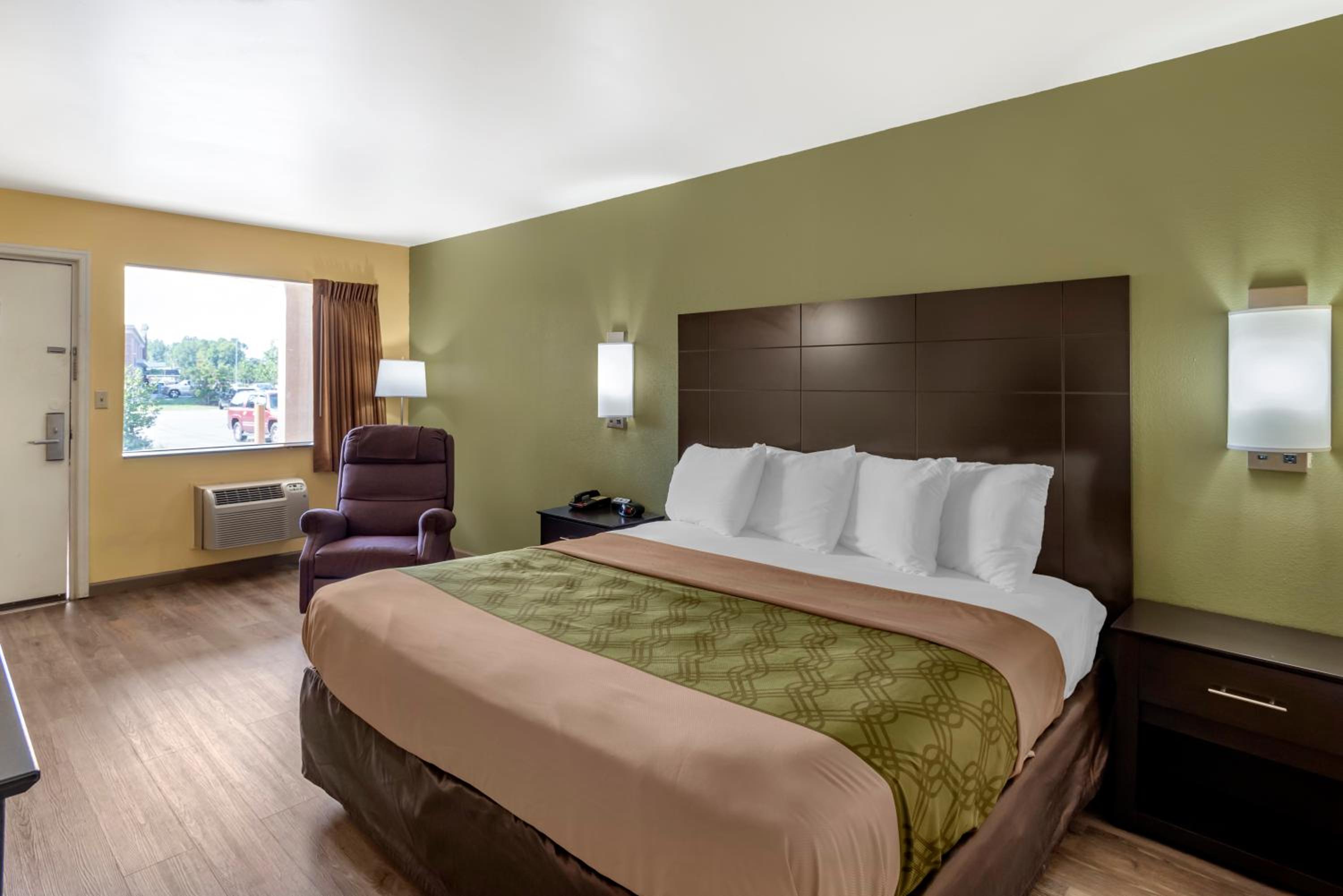 King Room - Non-Smoking - Photo 7