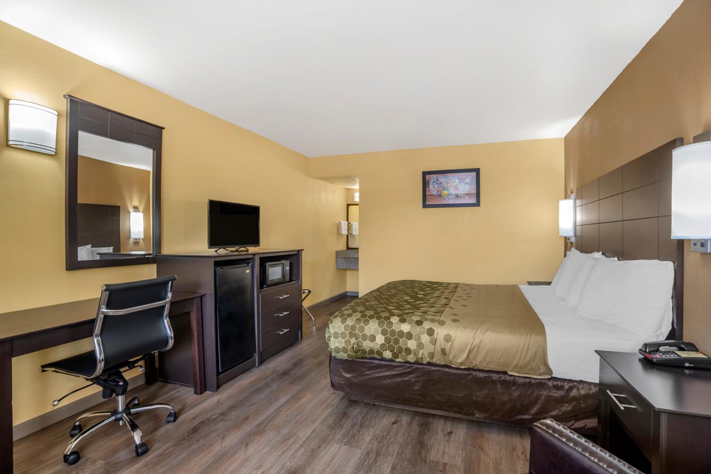 King Room - Non-Smoking - Photo 8