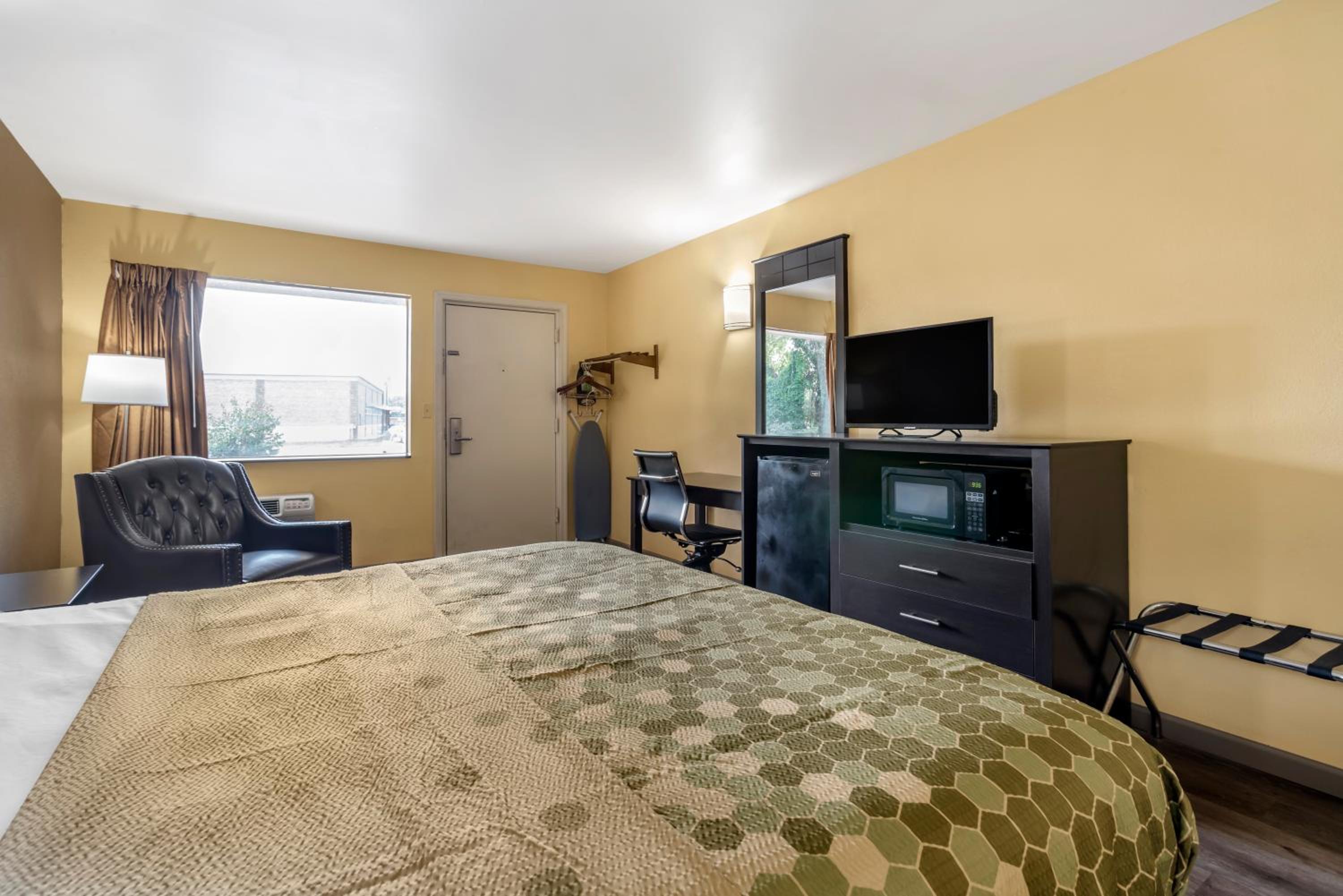 King Room - Non-Smoking - Photo 9