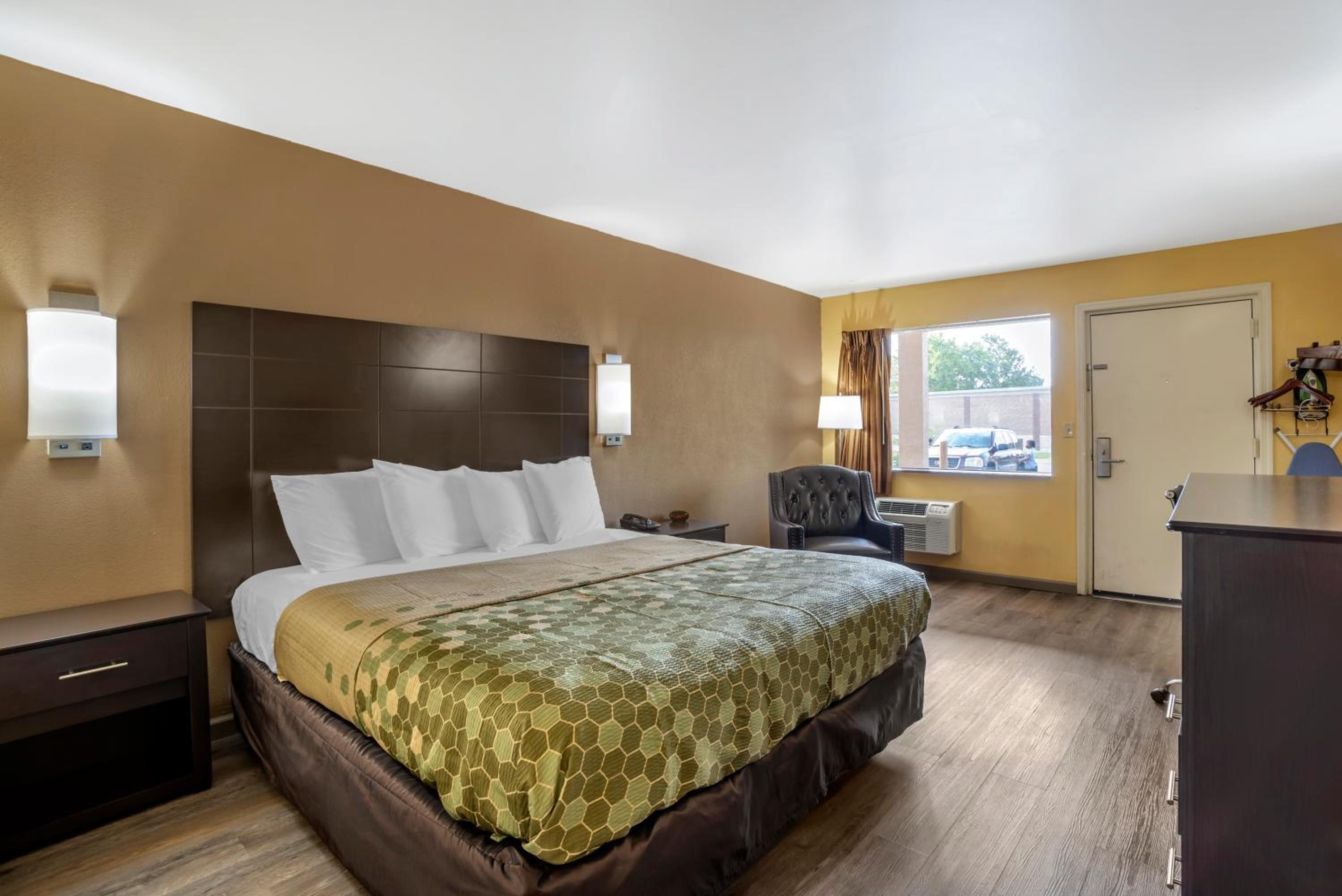 King Room - Non-Smoking - Photo 10