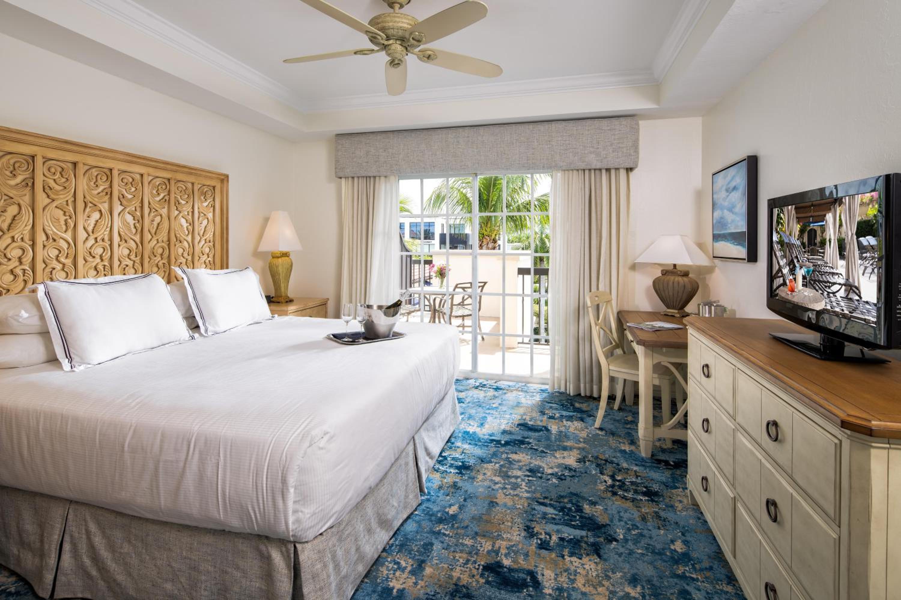 Studio King Bed with Pool View - Photo 2