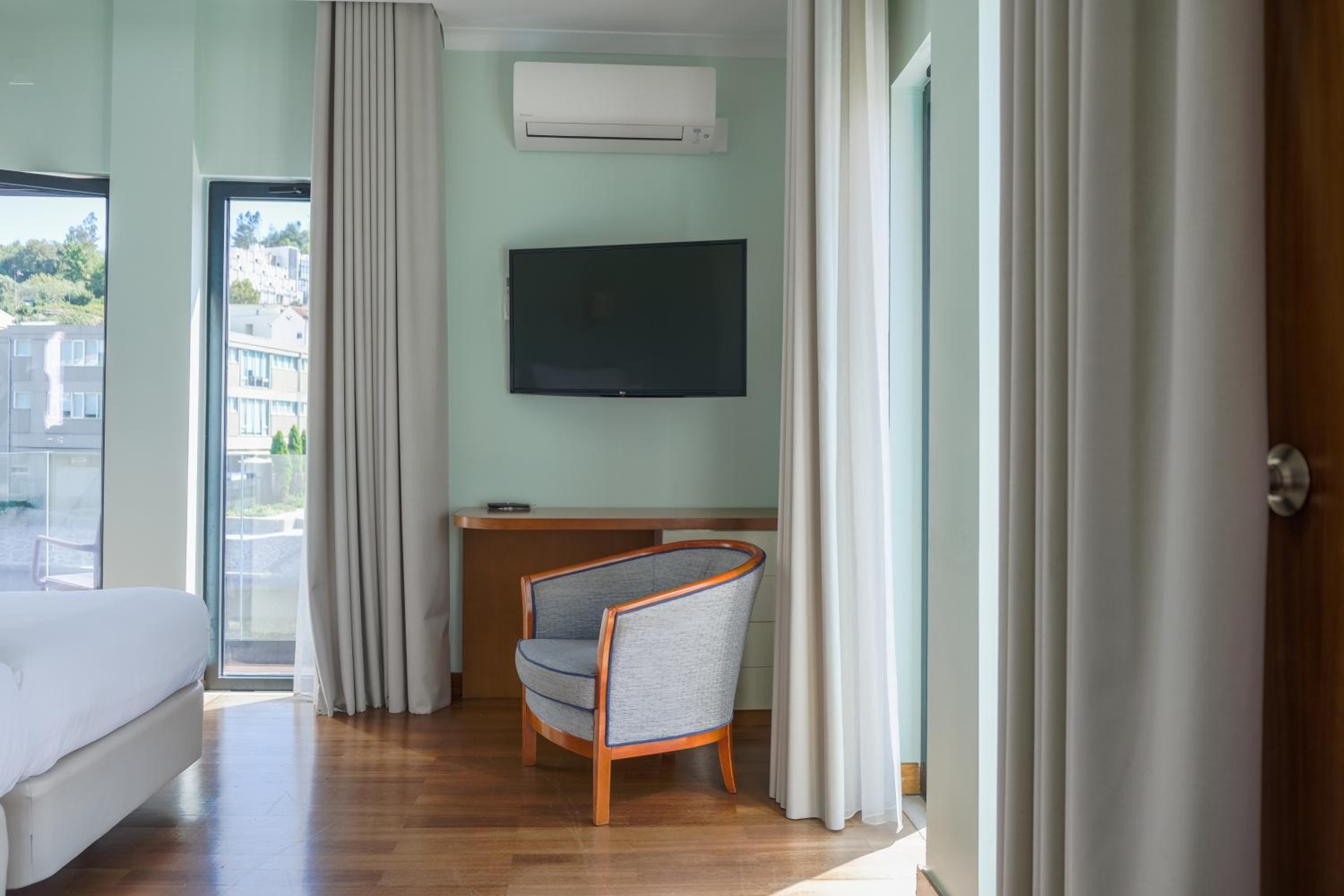 Double or Twin Room with River View - Photo 3