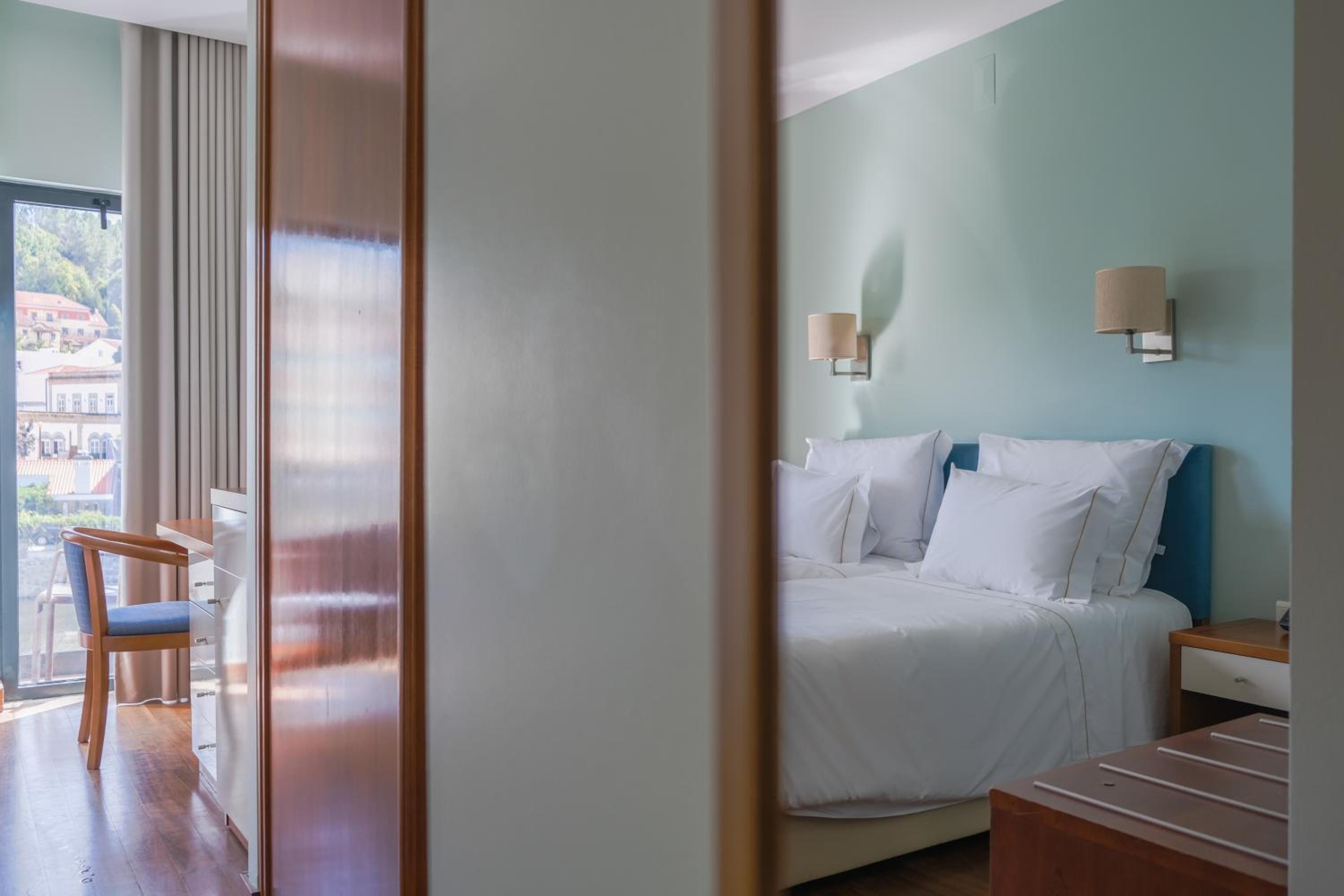 Double or Twin Room with River View - Photo 14