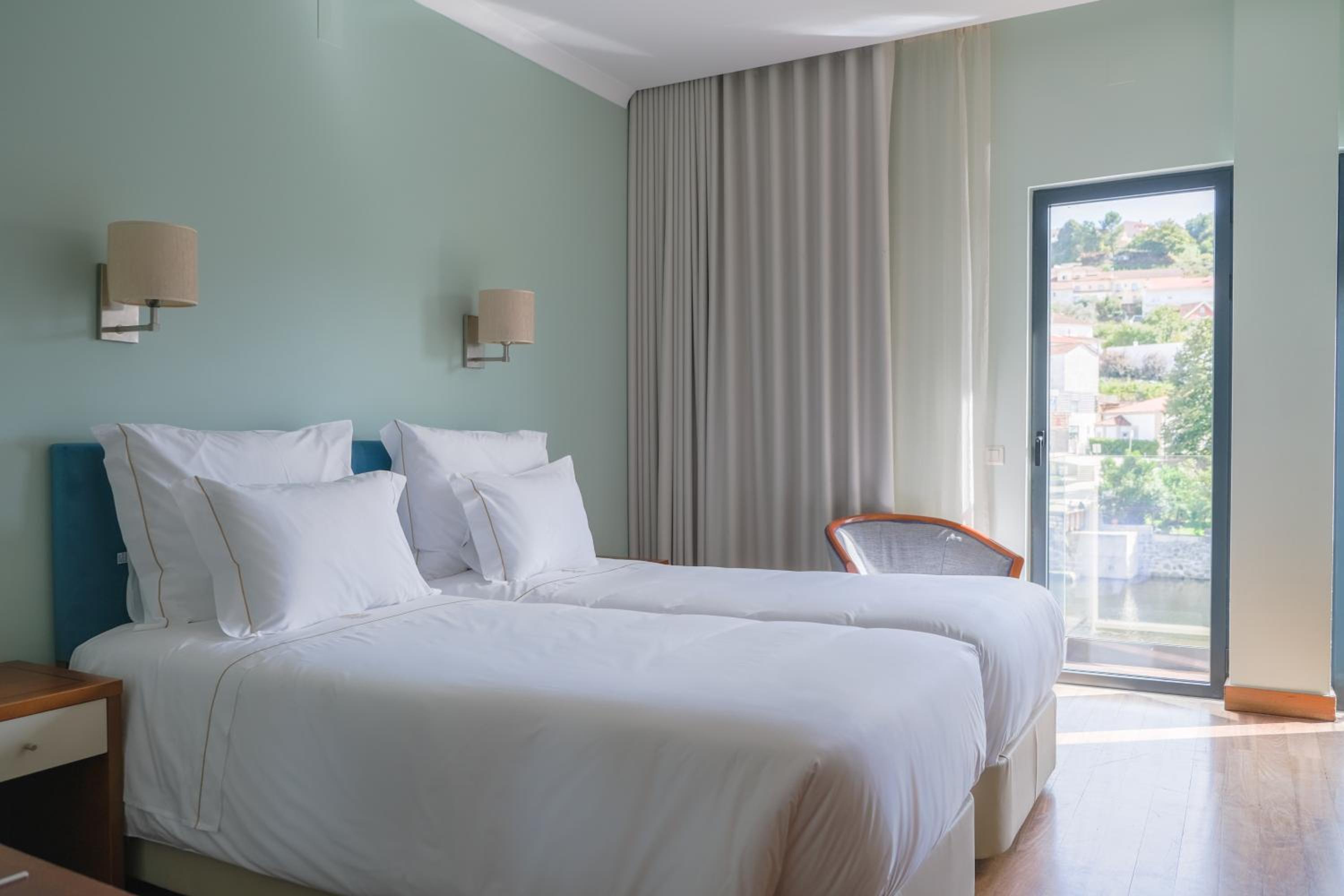 Double or Twin Room with River View - Photo 12
