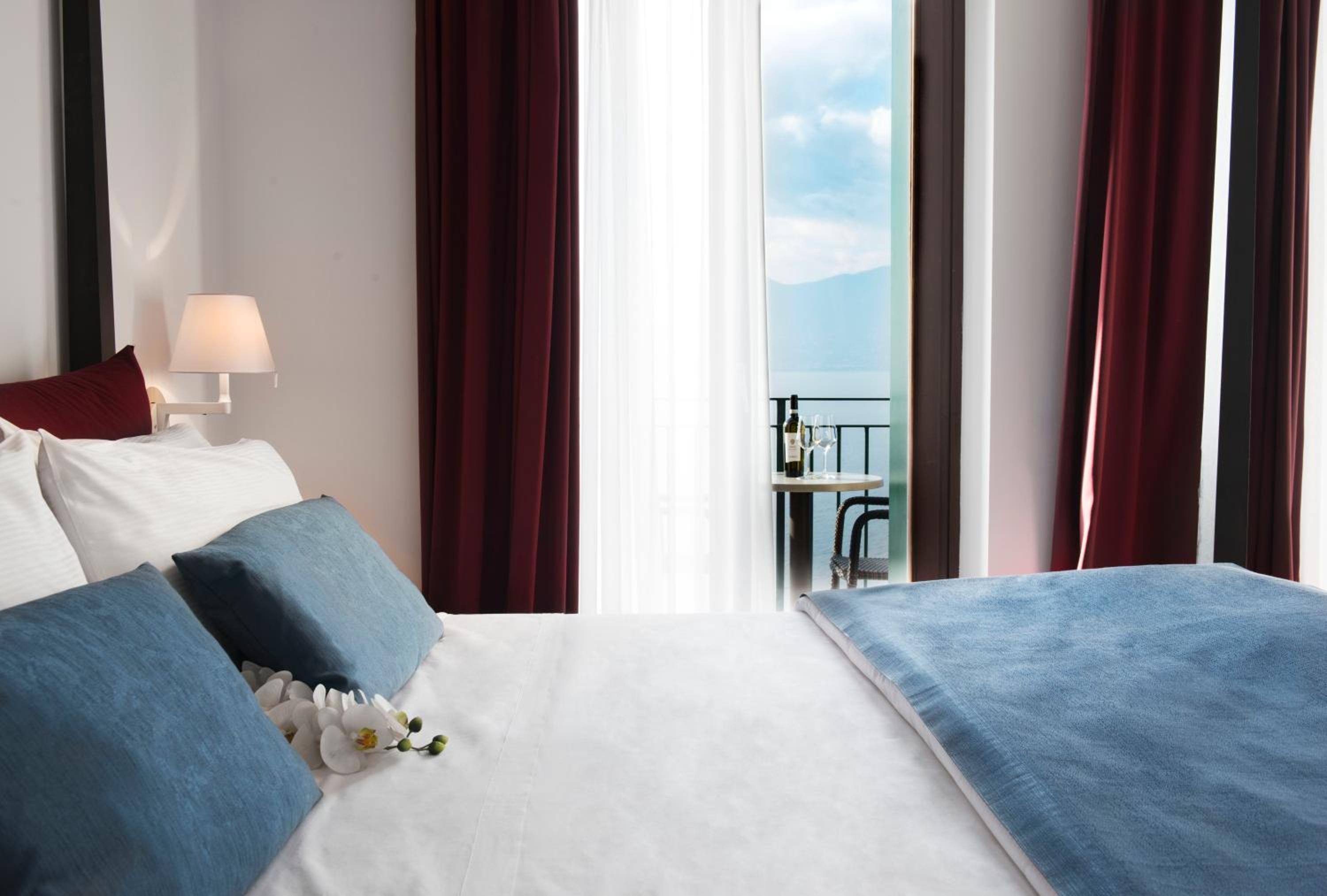 Deluxe Double Room with Lake View - Photo 4