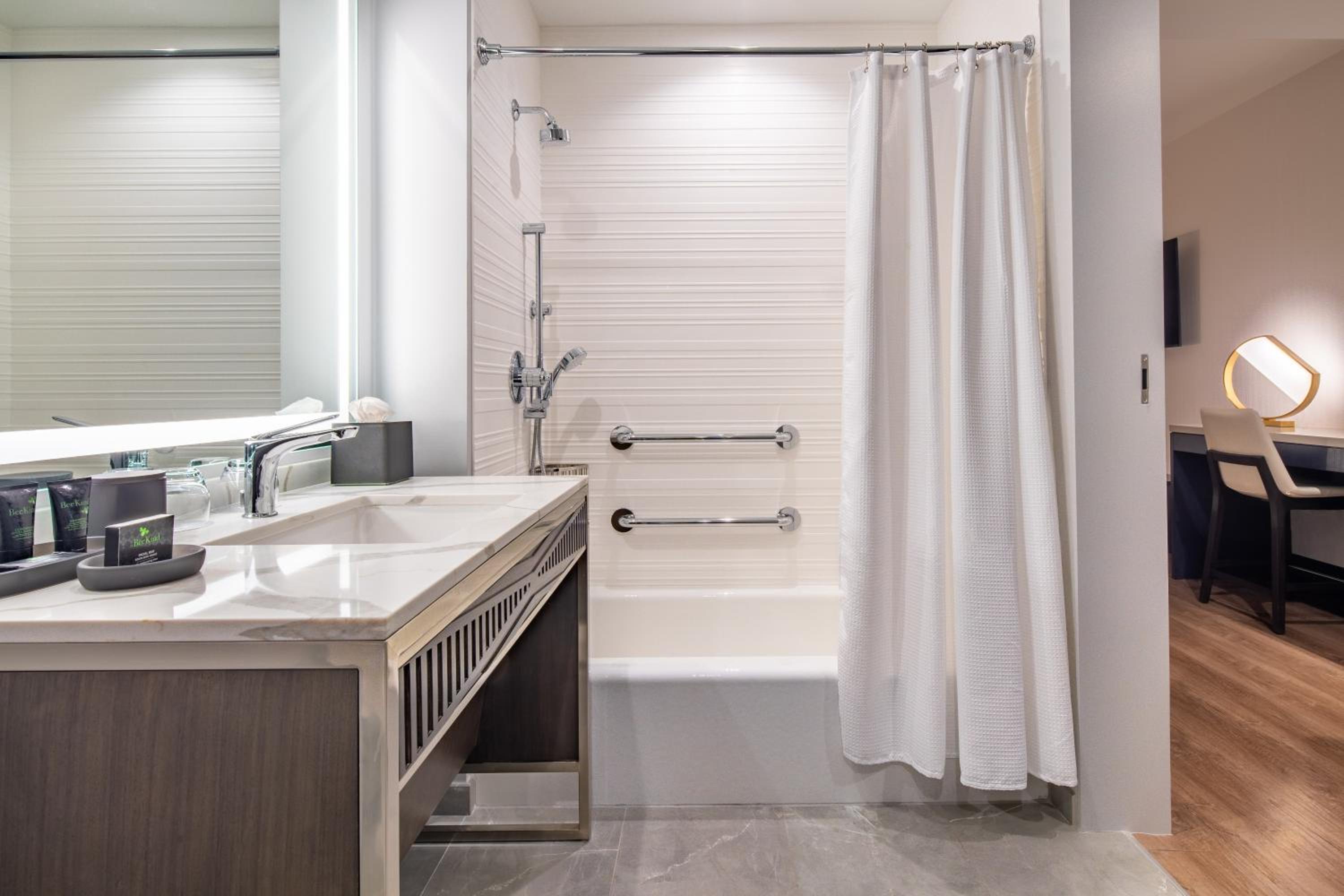 King Room with Balcony and Accessible Tub - Photo 4