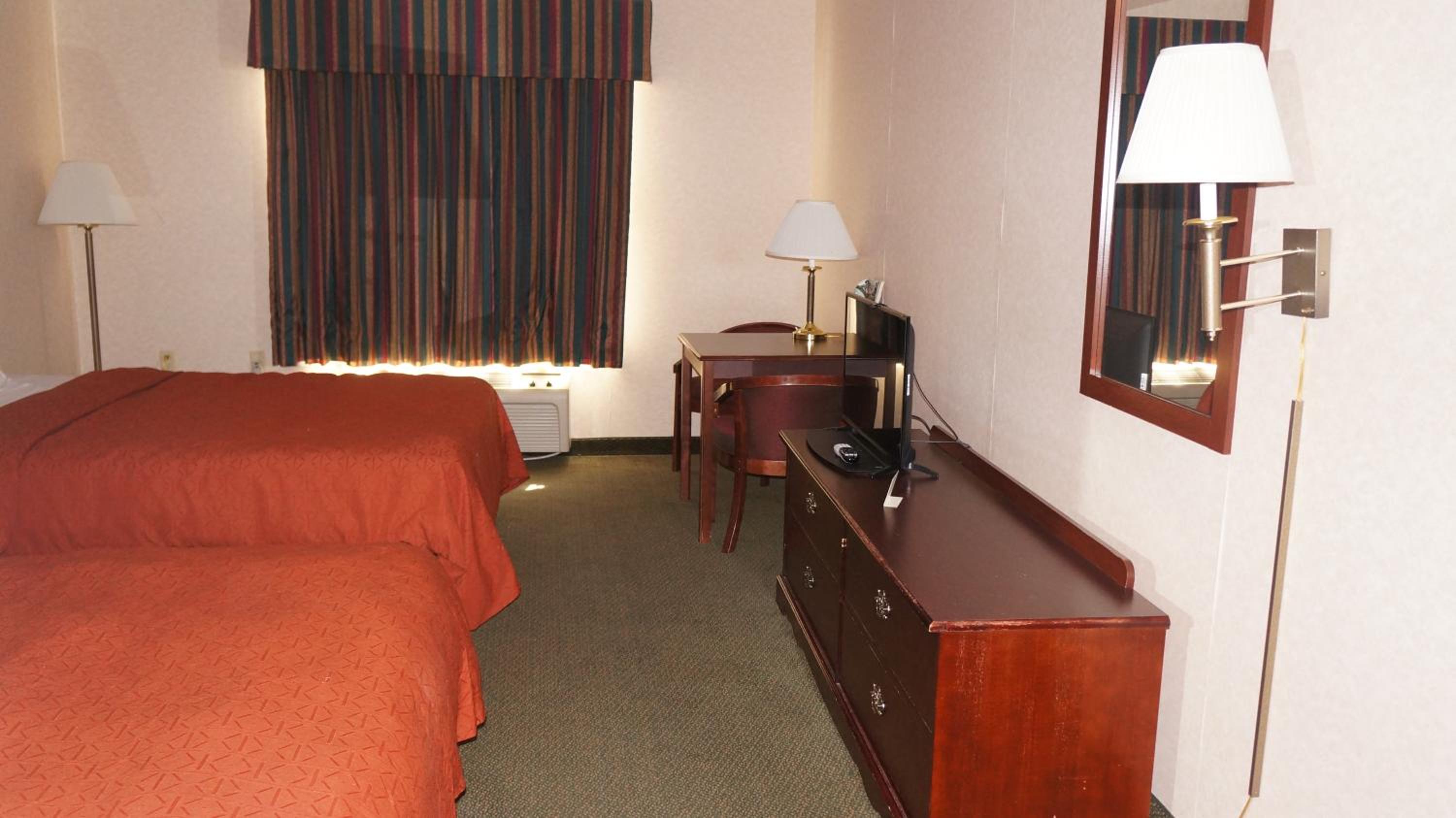 Deluxe Queen Room with Two Queen Beds - Photo 4
