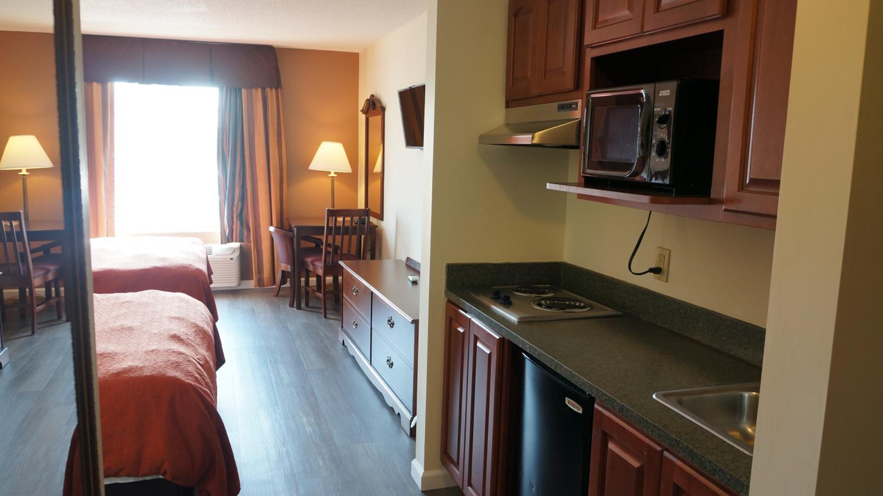 Deluxe Queen Room with Two Queen Beds - Photo 7