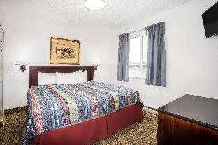 Queen Room - Garden Level/Non-Smoking - Photo 1