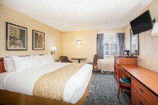 Queen Room with Two Queen Beds - Garden Level/Non-Smoking - Photo 2