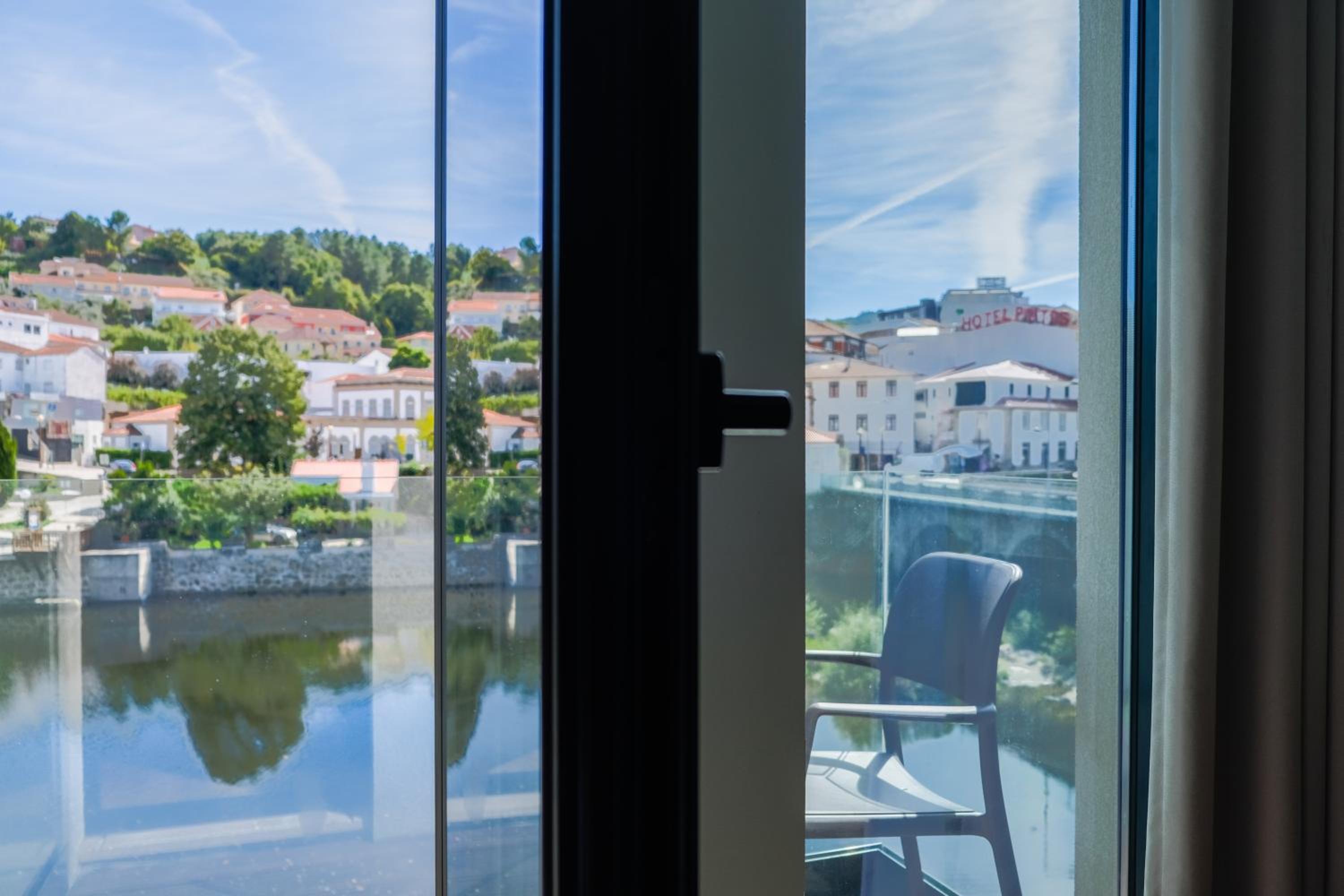 Double or Twin Room with River View - Photo 4