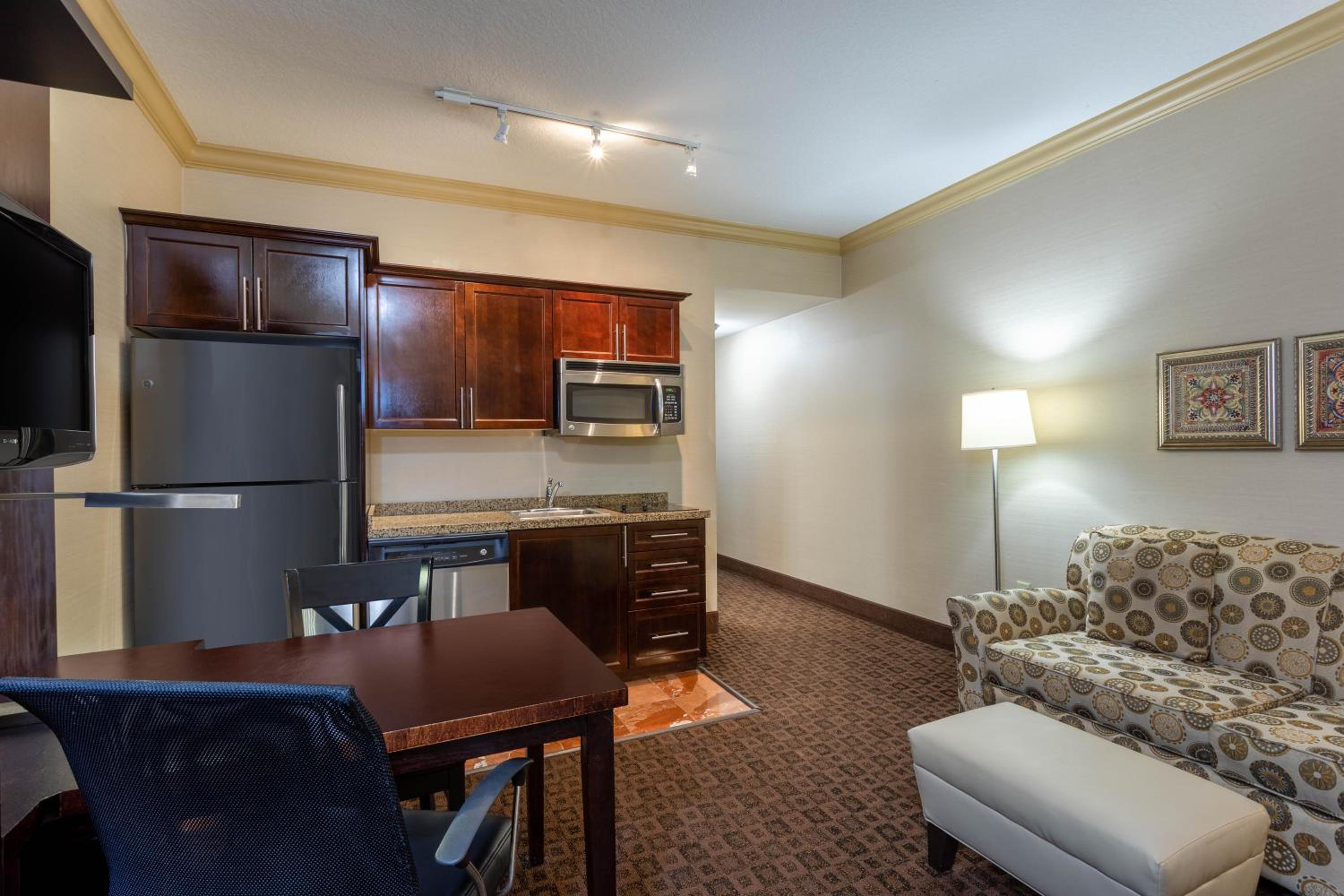 2 Queen Beds and 1 King Bed, Two-Bedroom, Mobility Accessible Suite, Non-Smoking - Photo 6