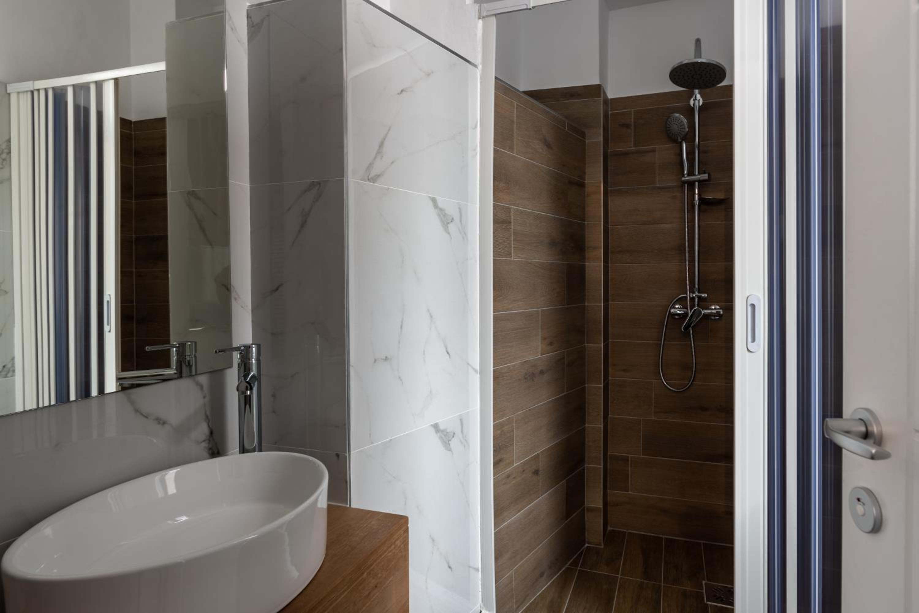 Deluxe Double or Twin Room - Photo 12