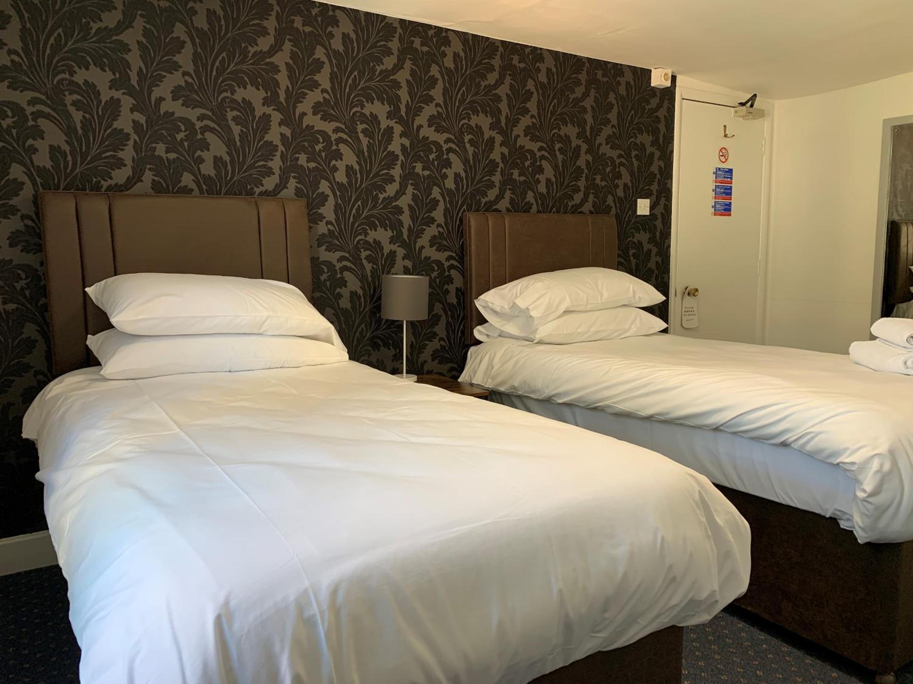 Twin Room - Photo 3