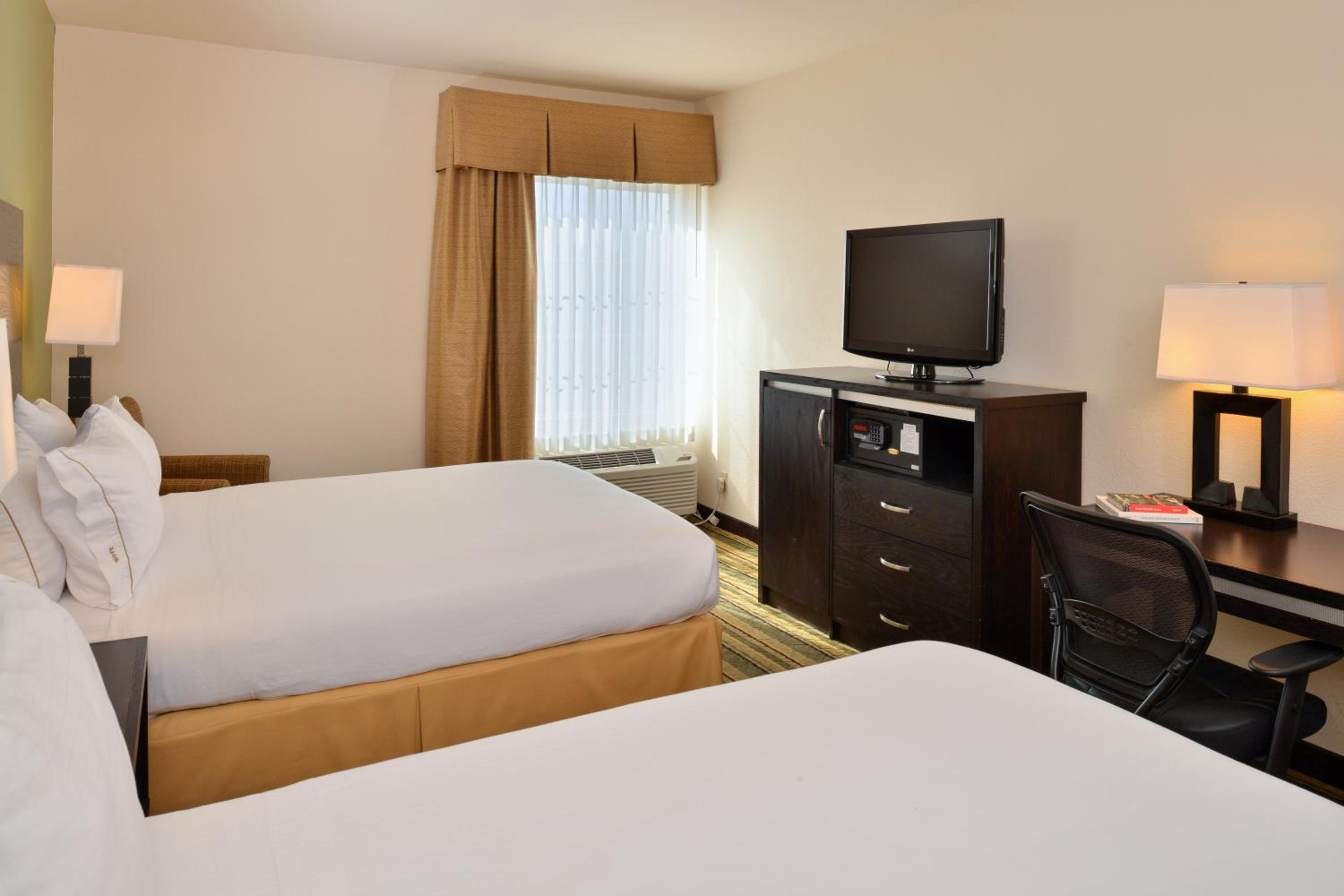 Standard Room with Two Queen Beds - Photo 10