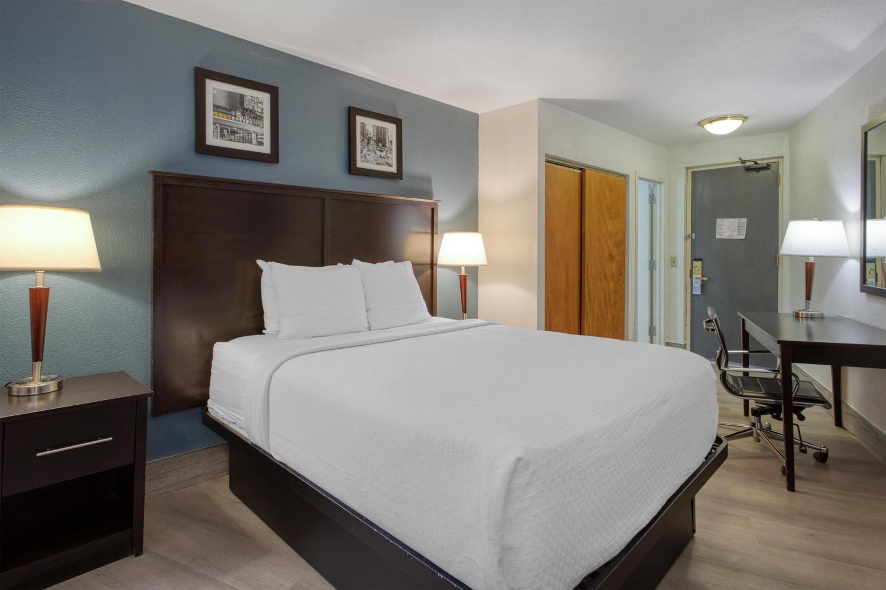 Queen Room - Disability Access/Non-Smoking