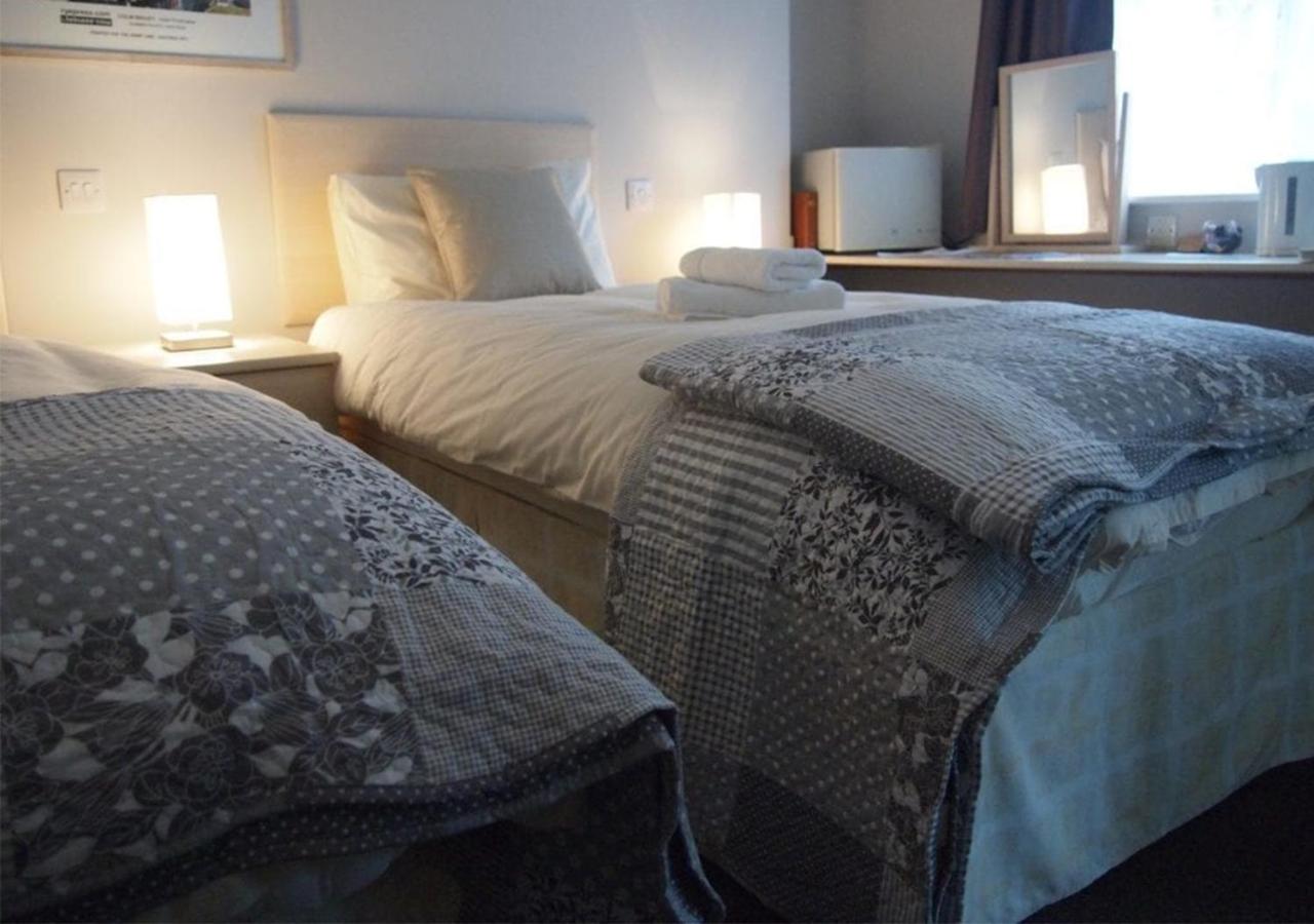 Double or Twin Room with Private Bathroom - Photo 4