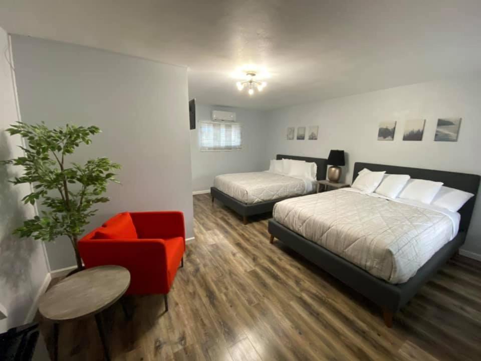Deluxe Queen Room - Photo 9