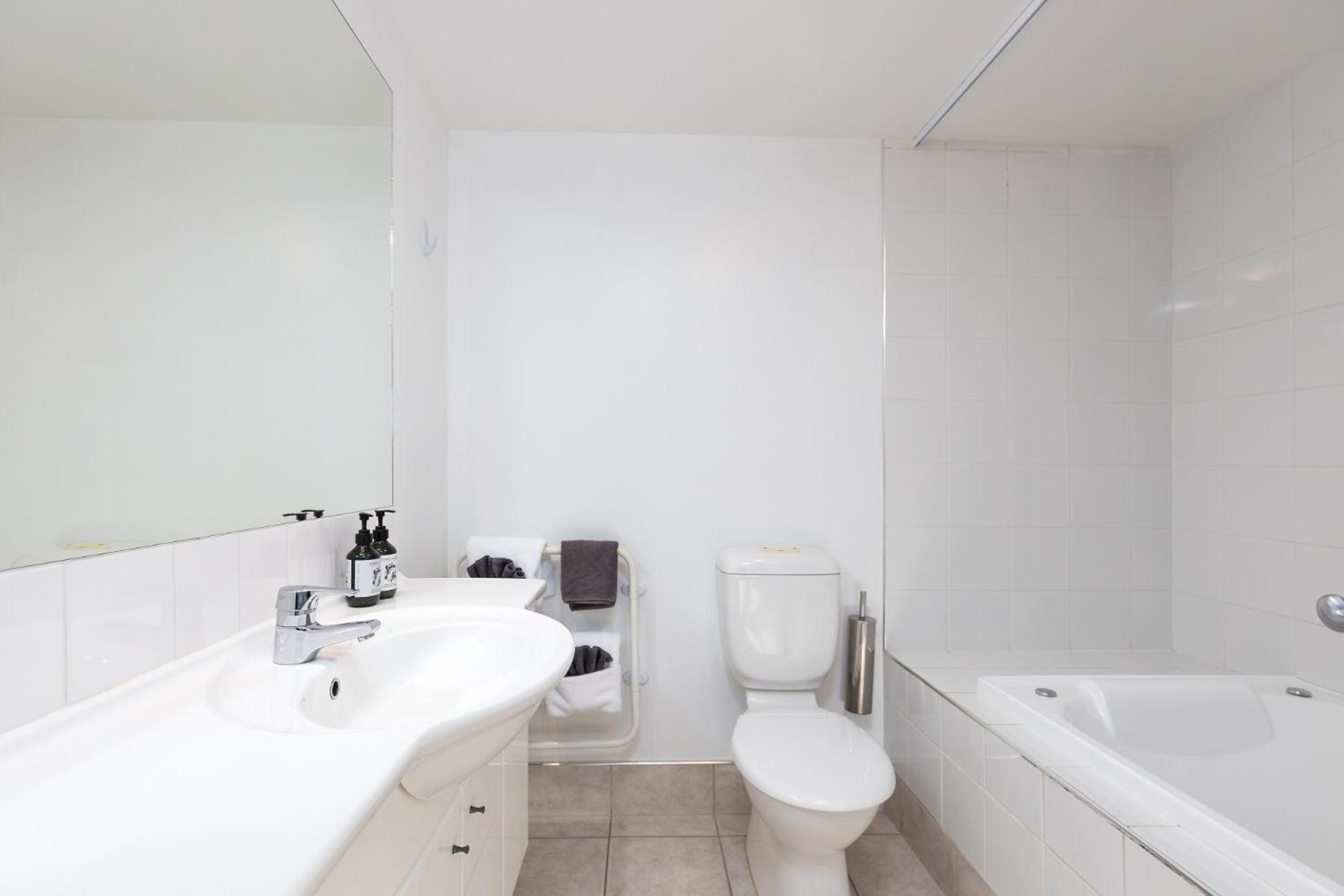 Two-Bedroom Apartment - Photo 2