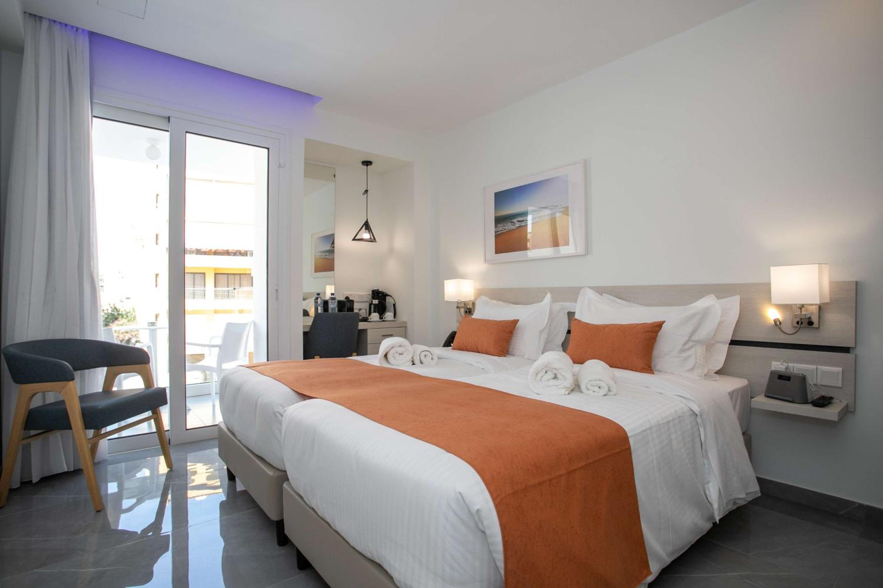 Triple Room with Two Single Beds and Sofa Bed - Non-Smoking - Photo 8