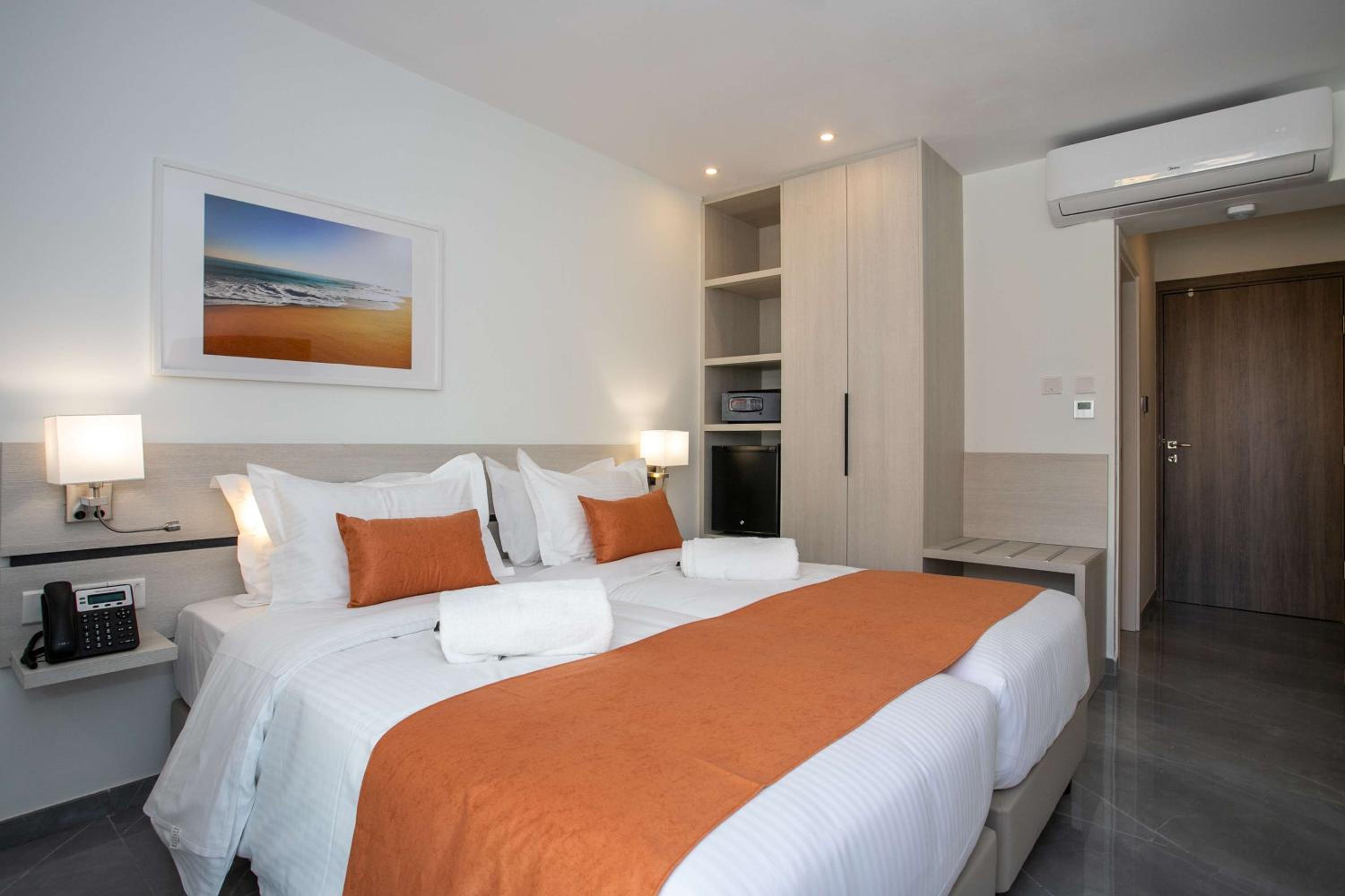 Double Room with Two Single Beds - Non-Smoking - Photo 2