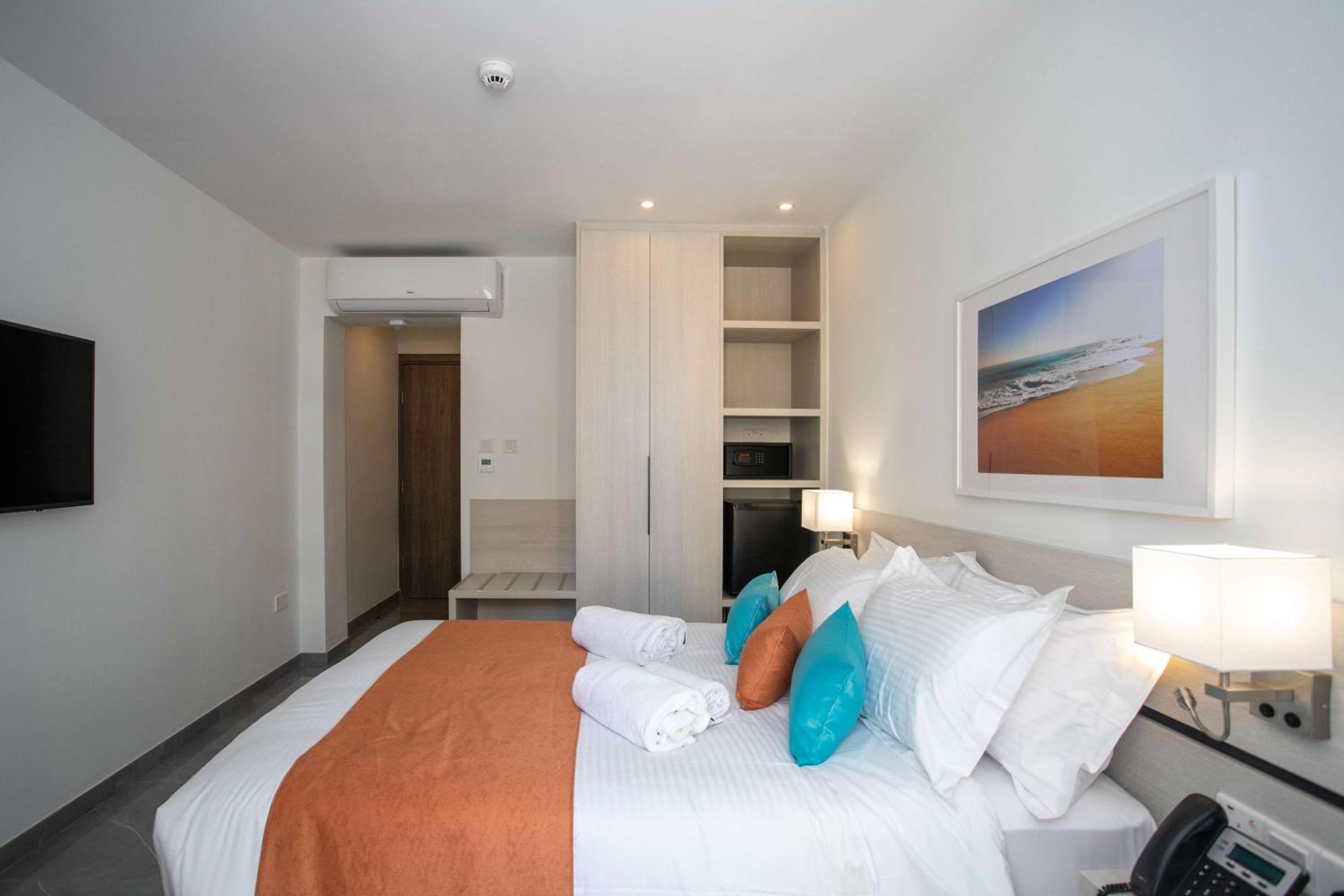Queen Room with Queen Bed - Non-Smoking - Photo 6