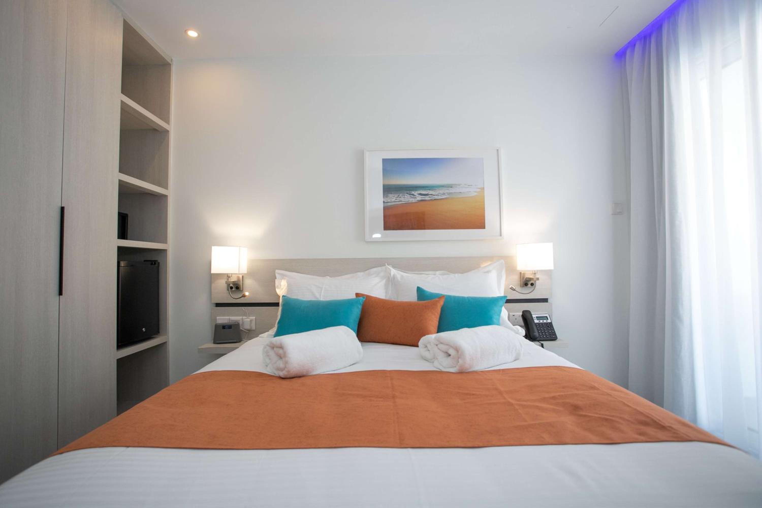 Queen Room with Queen Bed - Non-Smoking - Photo 9