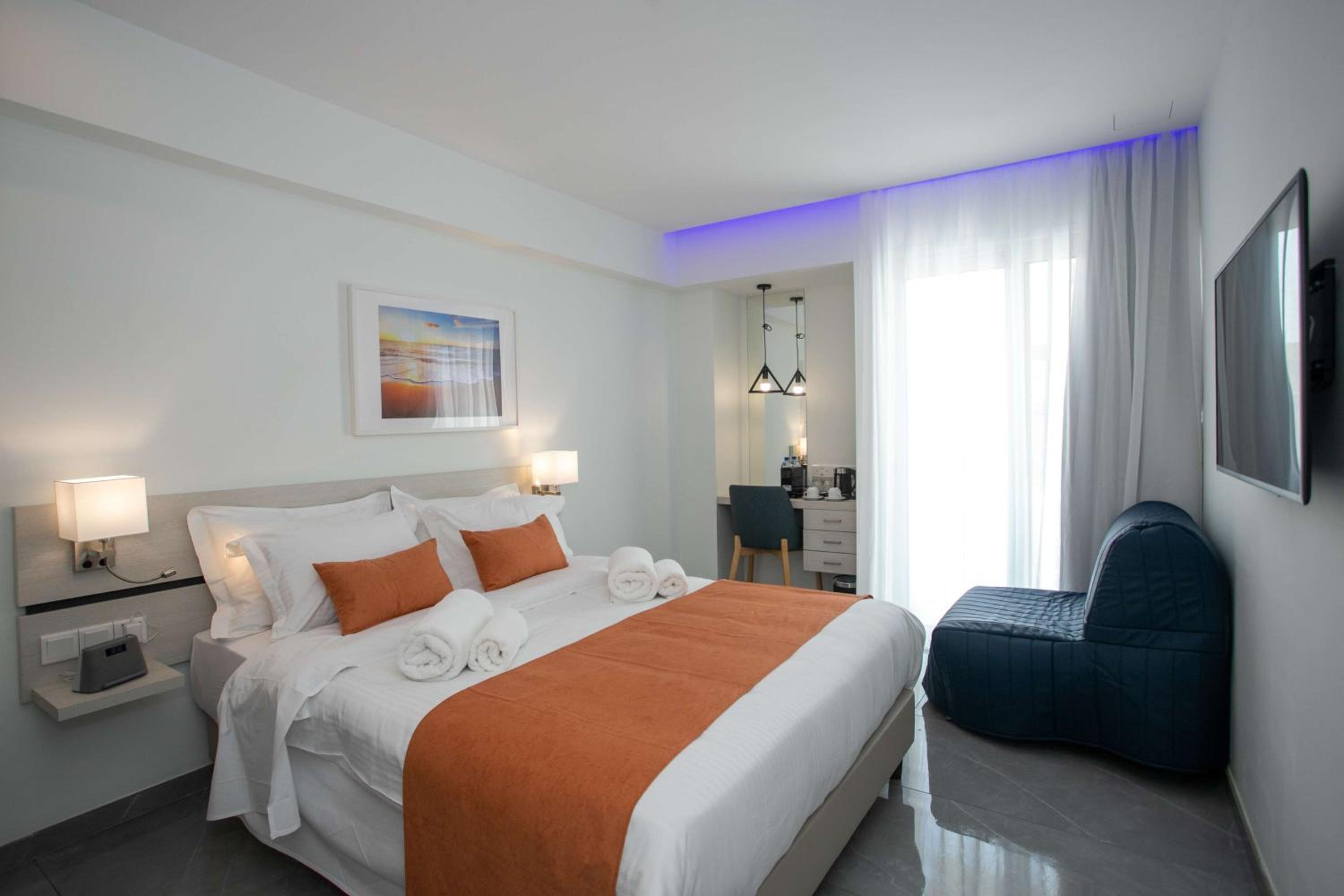 Triple Room with Queen Bed and Sofa Bed - Non-Smoking - Photo 1