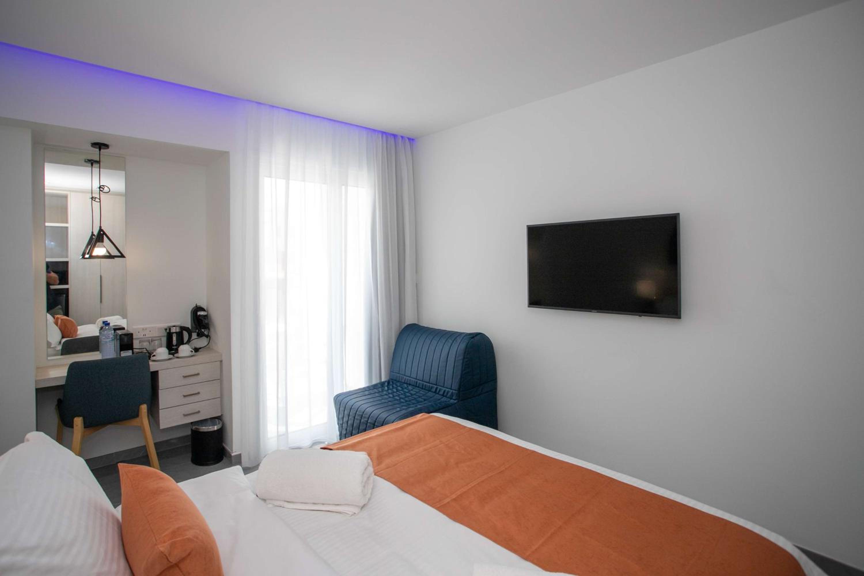 Triple Room with Queen Bed and Sofa Bed - Non-Smoking - Photo 15