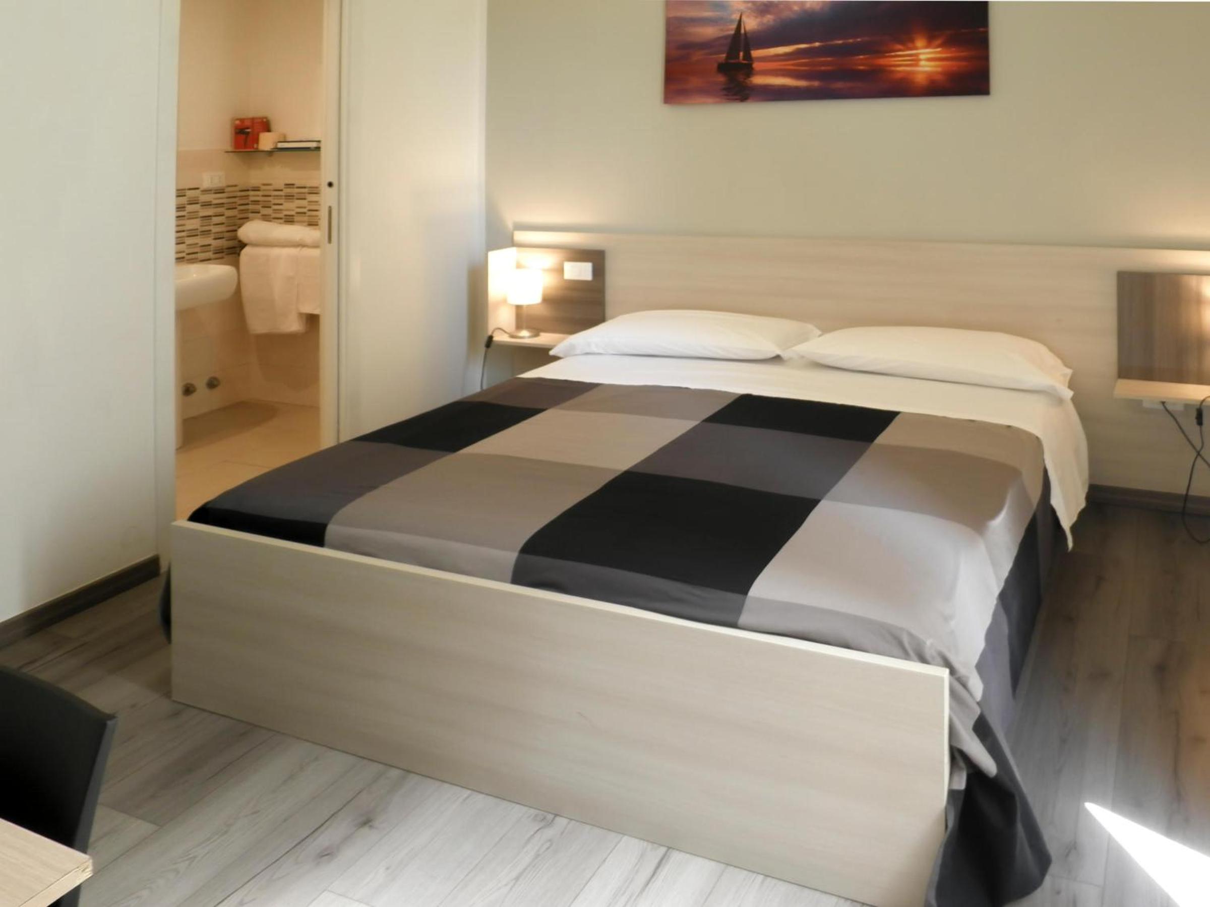 Standard Double Room - Photo 4